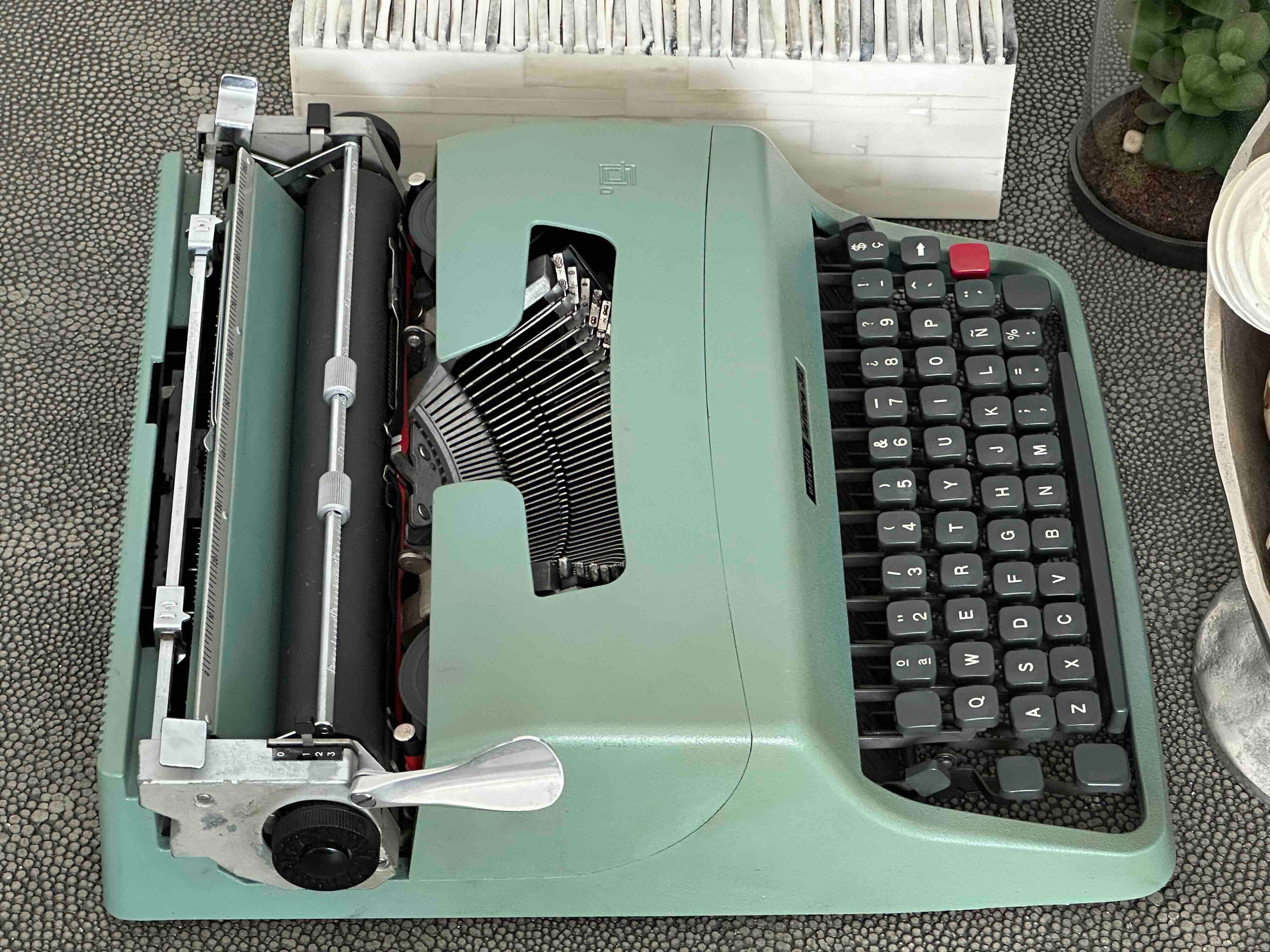 Olivetti Lettera 32 Typewriter with Qwerty Layout, 1970, Made in Spain, Fully Functional