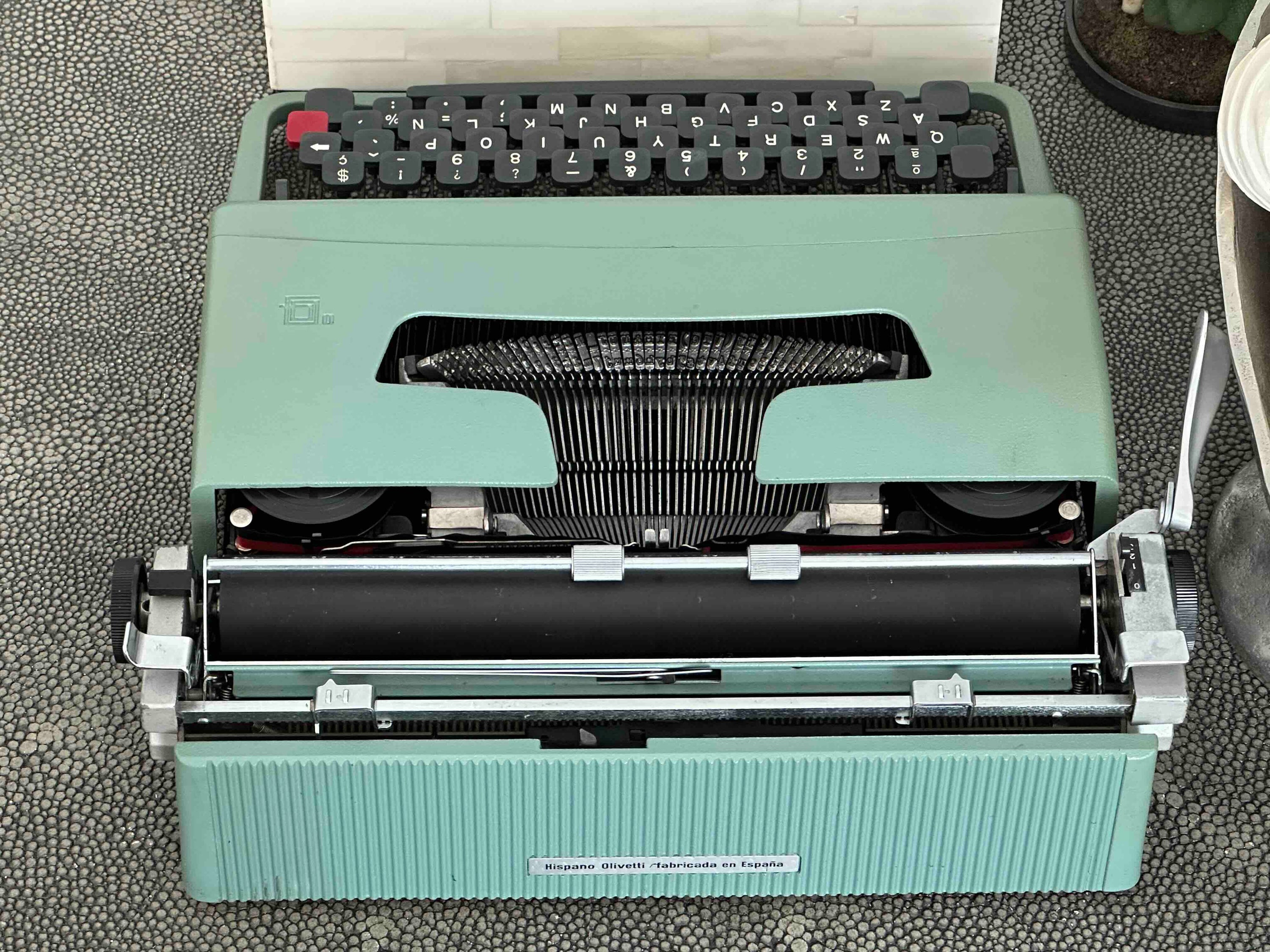 Olivetti Lettera 32 Typewriter with Qwerty Layout, 1970, Made in Spain, Fully Functional