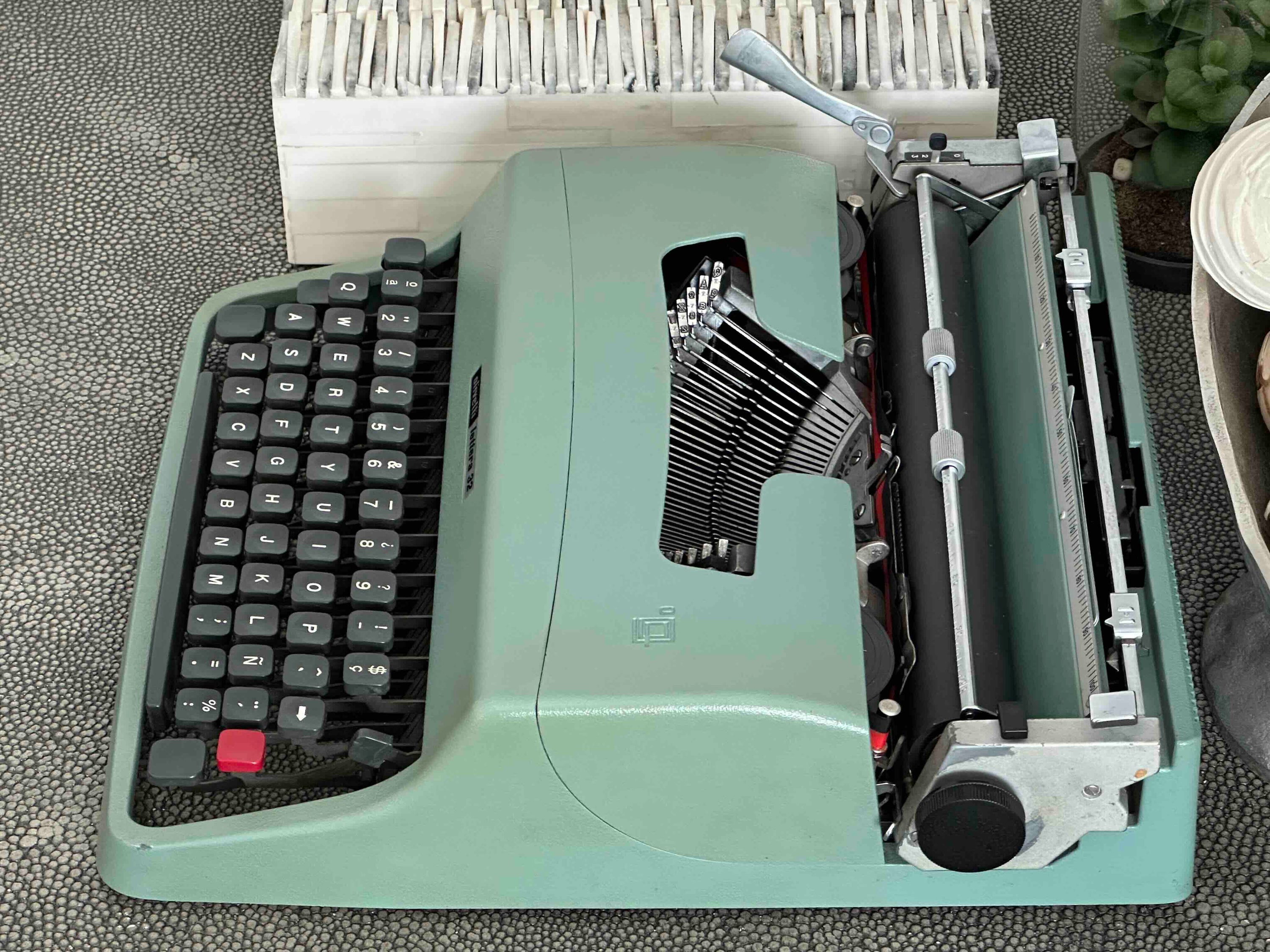 Olivetti Lettera 32 Typewriter with Qwerty Layout, 1970, Made in Spain, Fully Functional