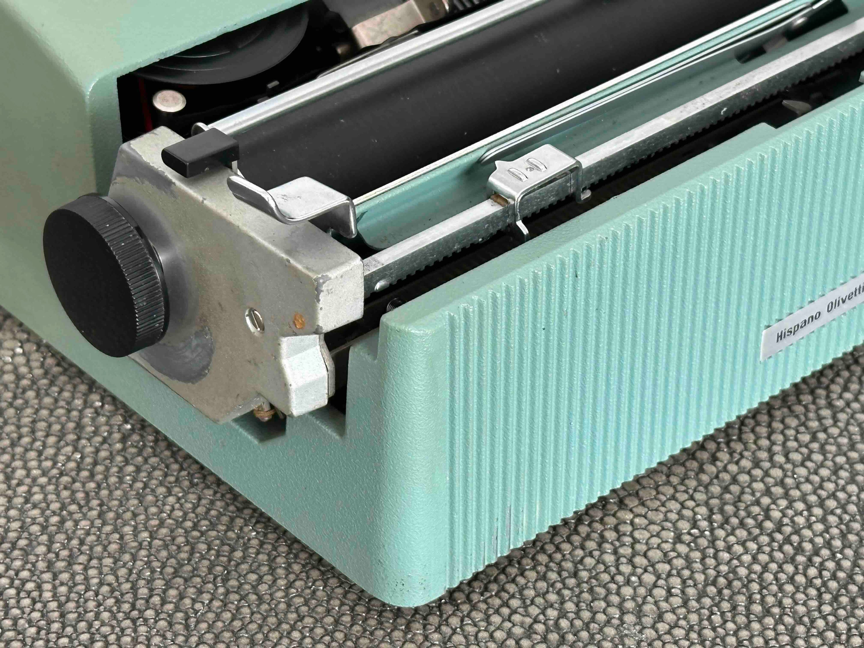 Olivetti Lettera 32 Typewriter with Qwerty Layout, 1970, Made in Spain, Fully Functional