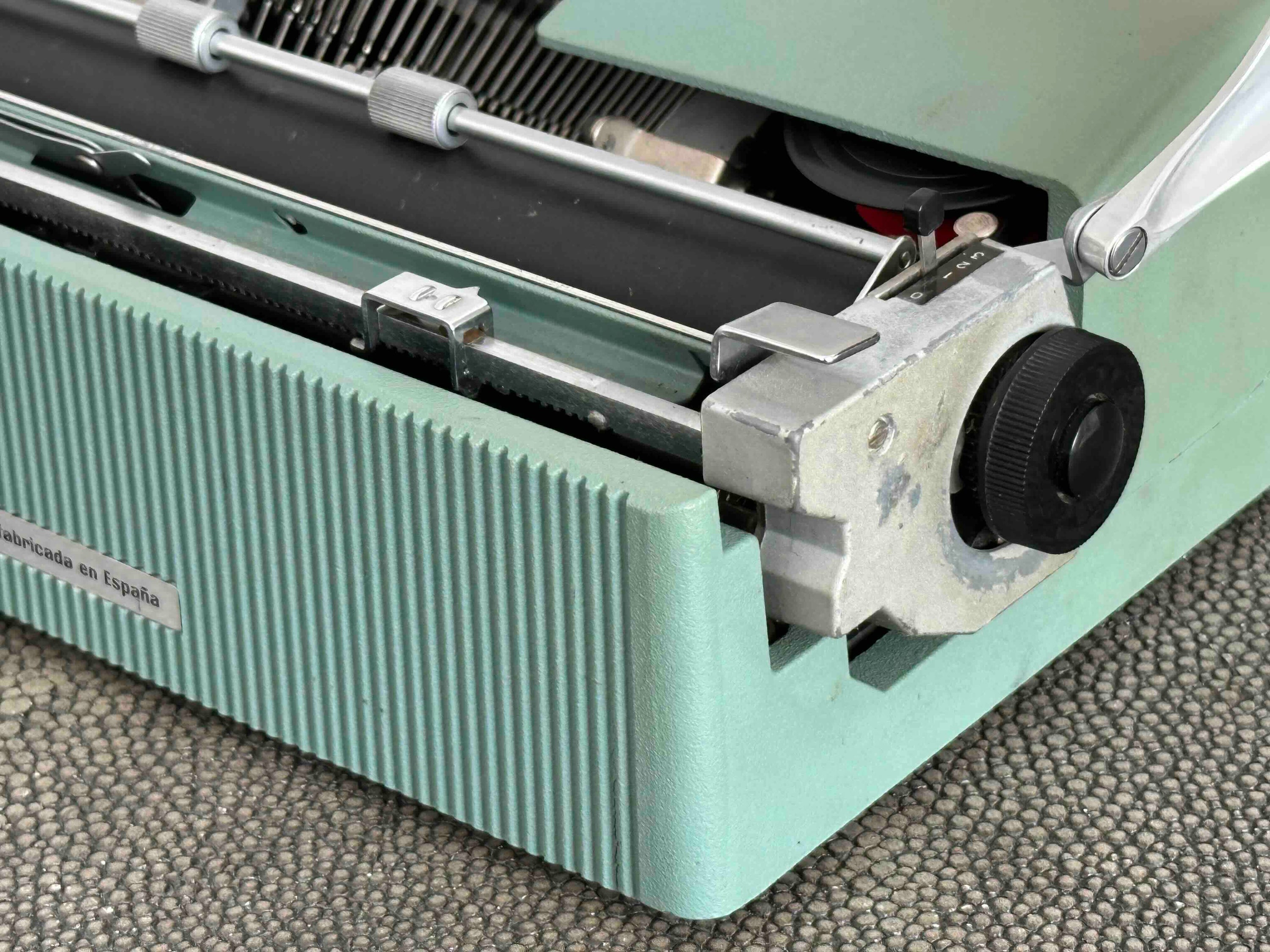 Olivetti Lettera 32 Typewriter with Qwerty Layout, 1970, Made in Spain, Fully Functional