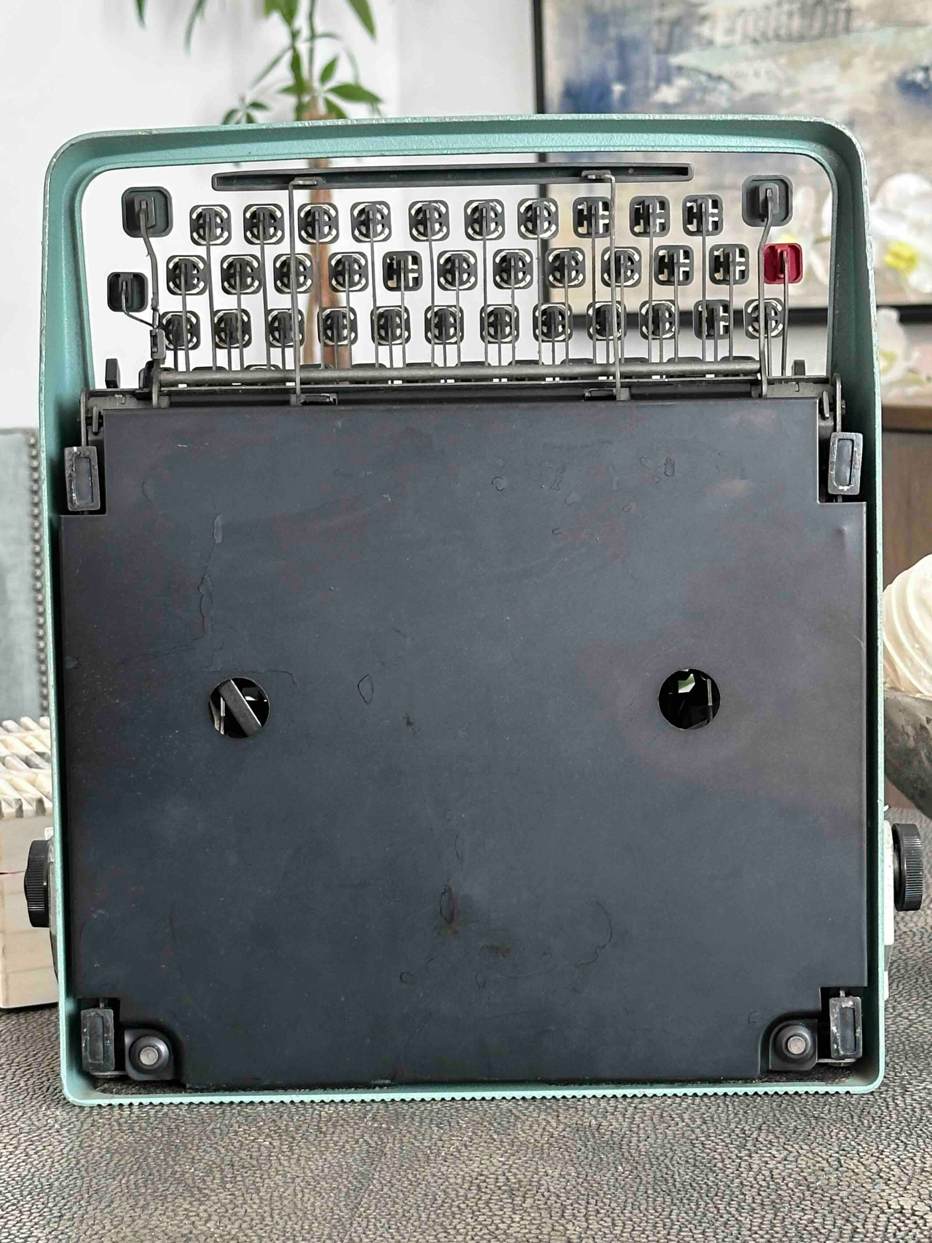 Olivetti Lettera 32 Typewriter with Qwerty Layout, 1970, Made in Spain, Fully Functional
