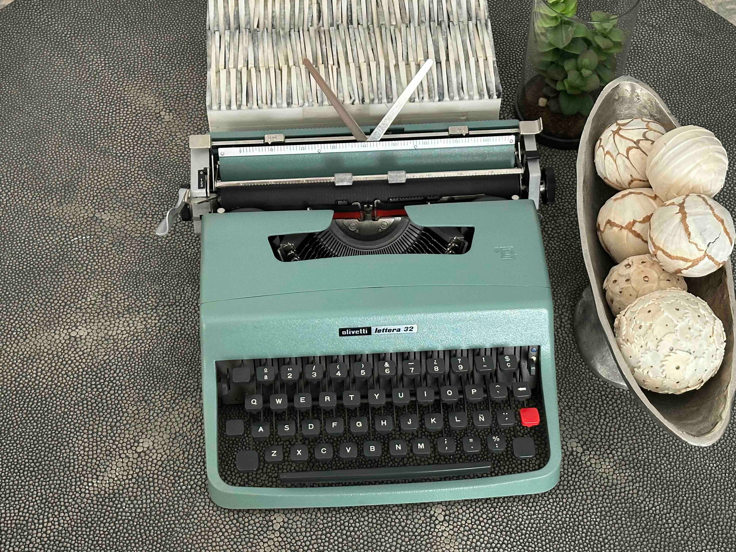 RARE Olivetti Lettera 32 Typewriter with Sans Serif Cubic Font and Qwerty Layout, 1975, Fully Functional