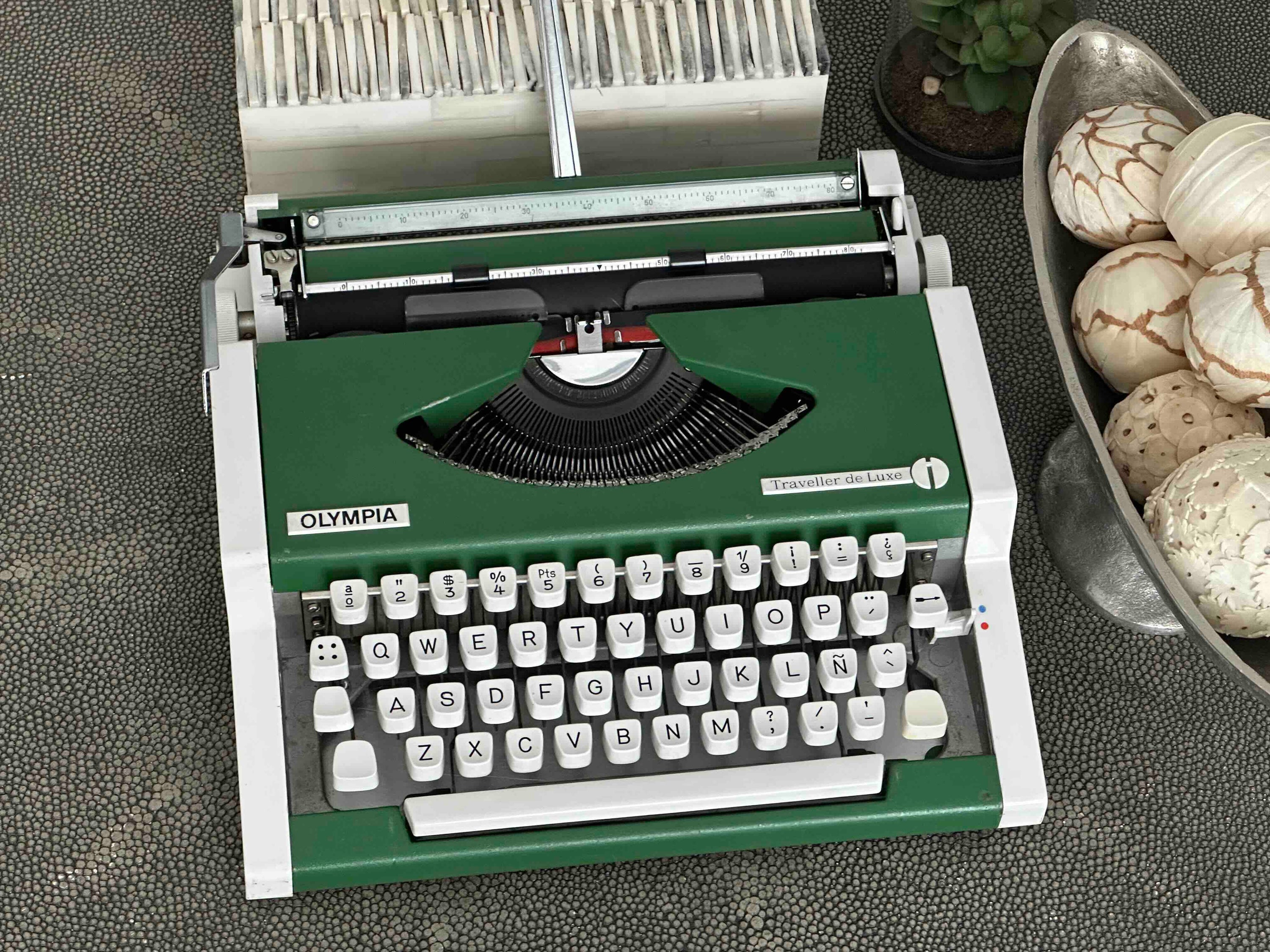 Green Olympia Traveller de Luxe Portable Typewriter with Qwerty Layout, 1977, Functional Typewriter
