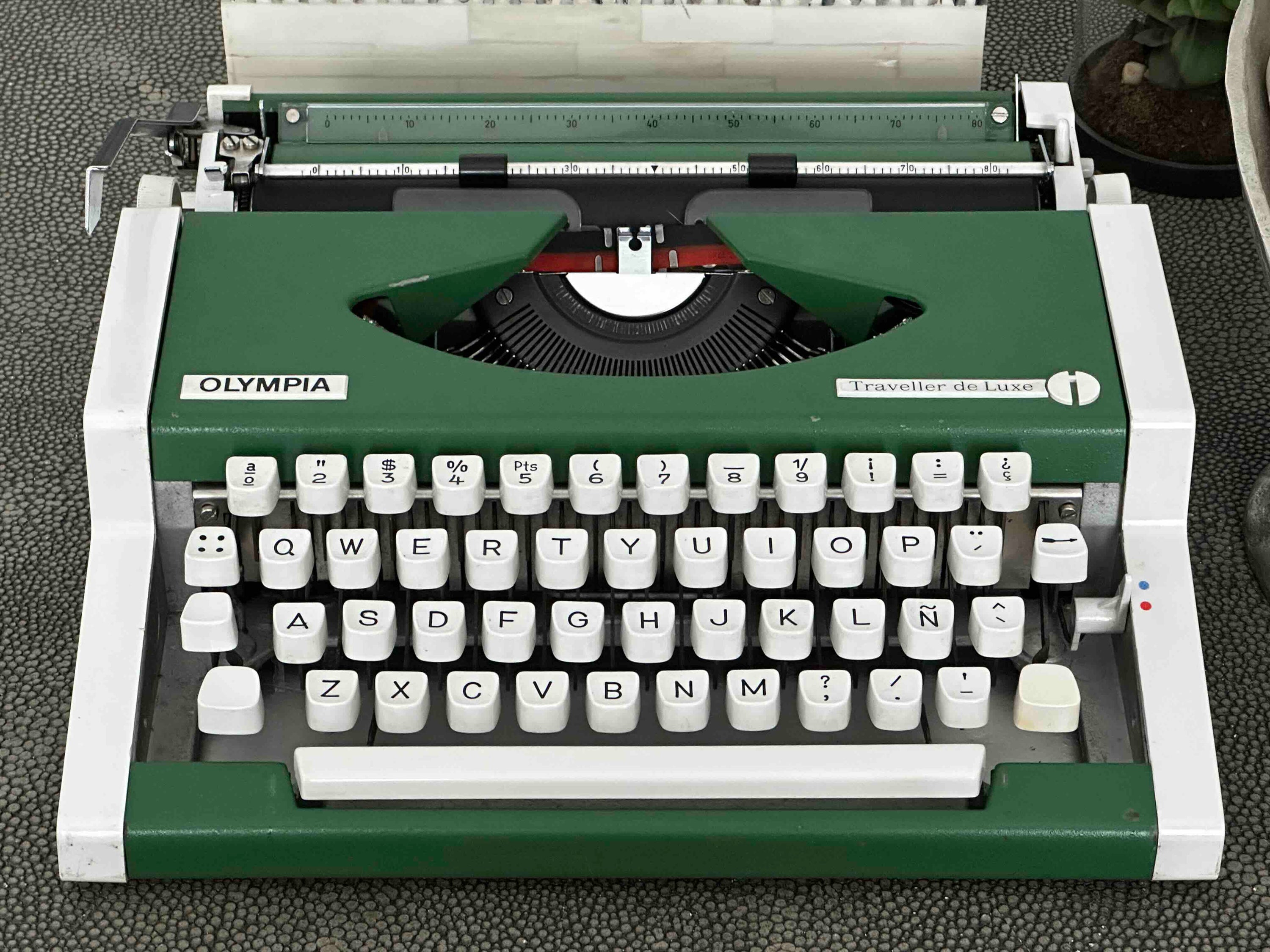 Green Olympia Traveller de Luxe Portable Typewriter with Qwerty Layout, 1977, Functional Typewriter