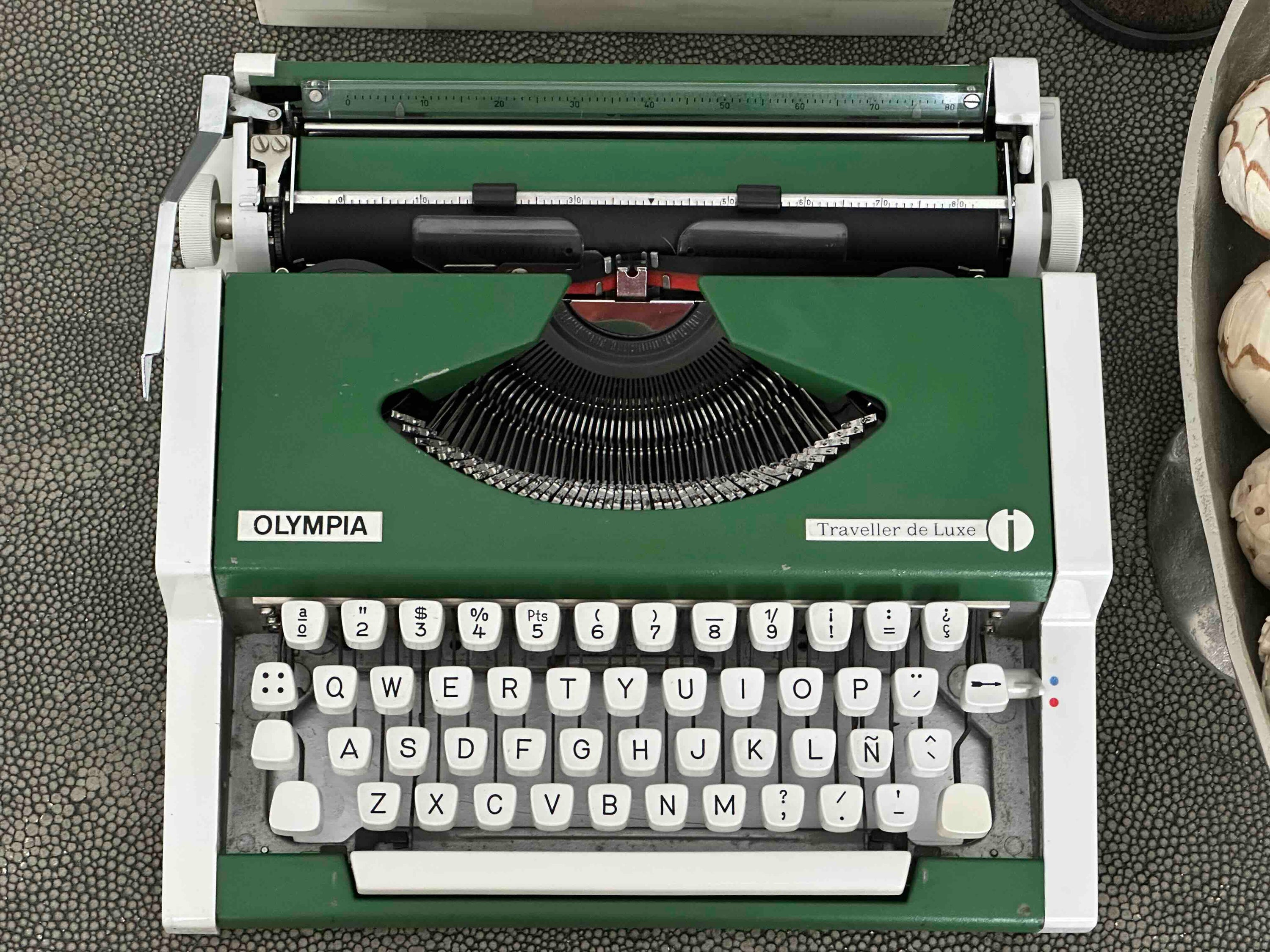 Green Olympia Traveller de Luxe Portable Typewriter with Qwerty Layout, 1977, Functional Typewriter