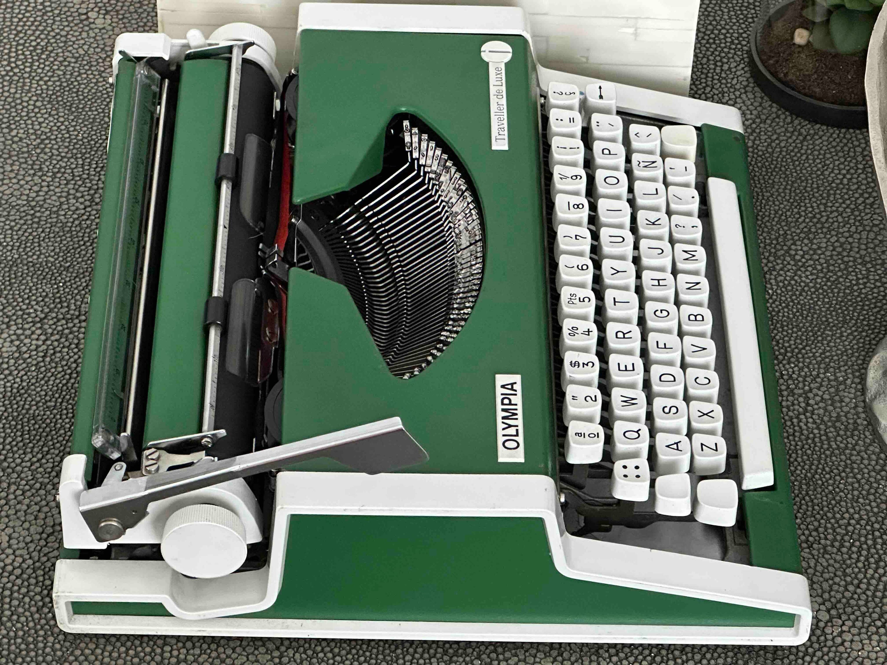 Green Olympia Traveller de Luxe Portable Typewriter with Qwerty Layout, 1977, Functional Typewriter