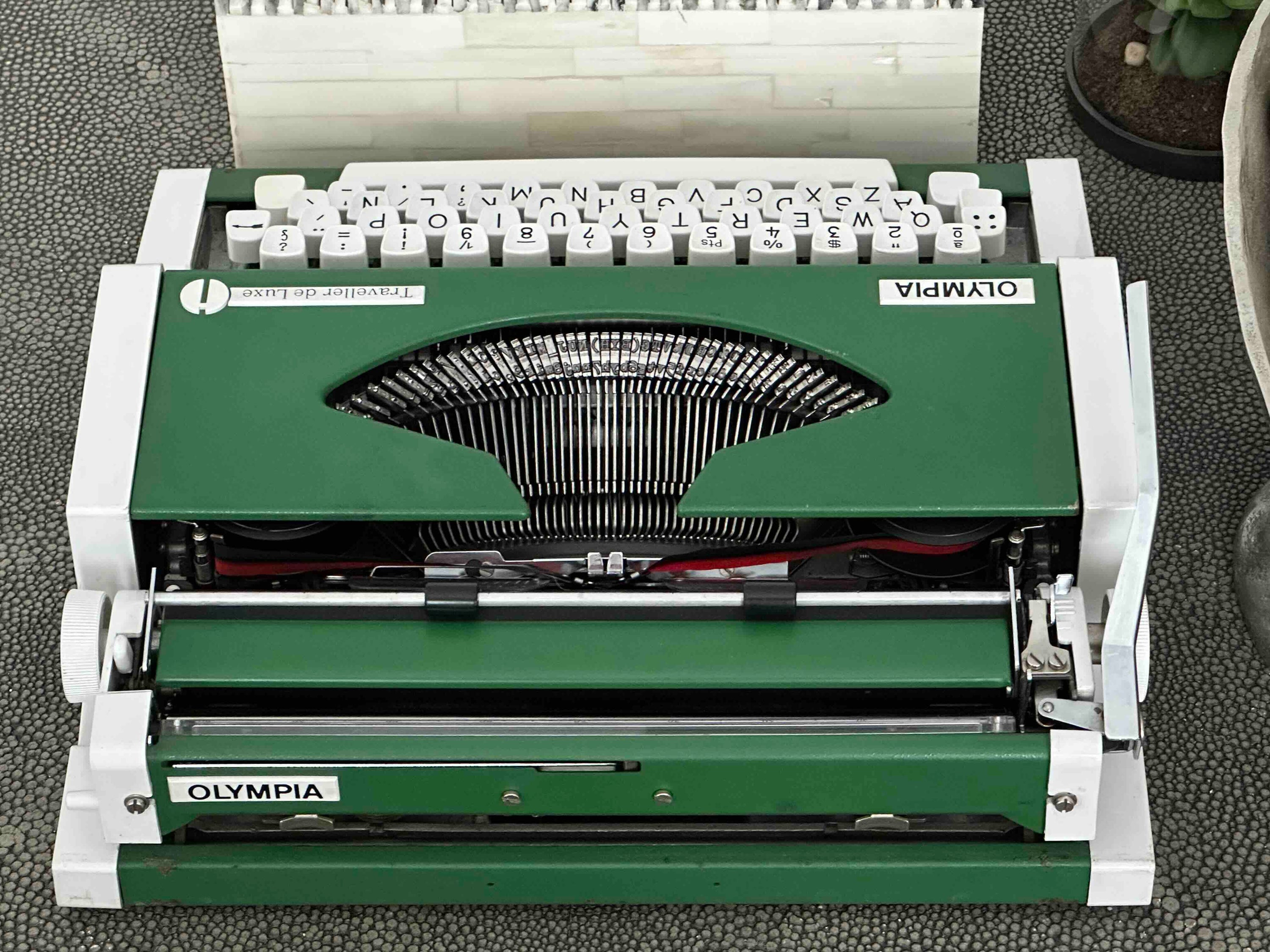 Green Olympia Traveller de Luxe Portable Typewriter with Qwerty Layout, 1977, Functional Typewriter