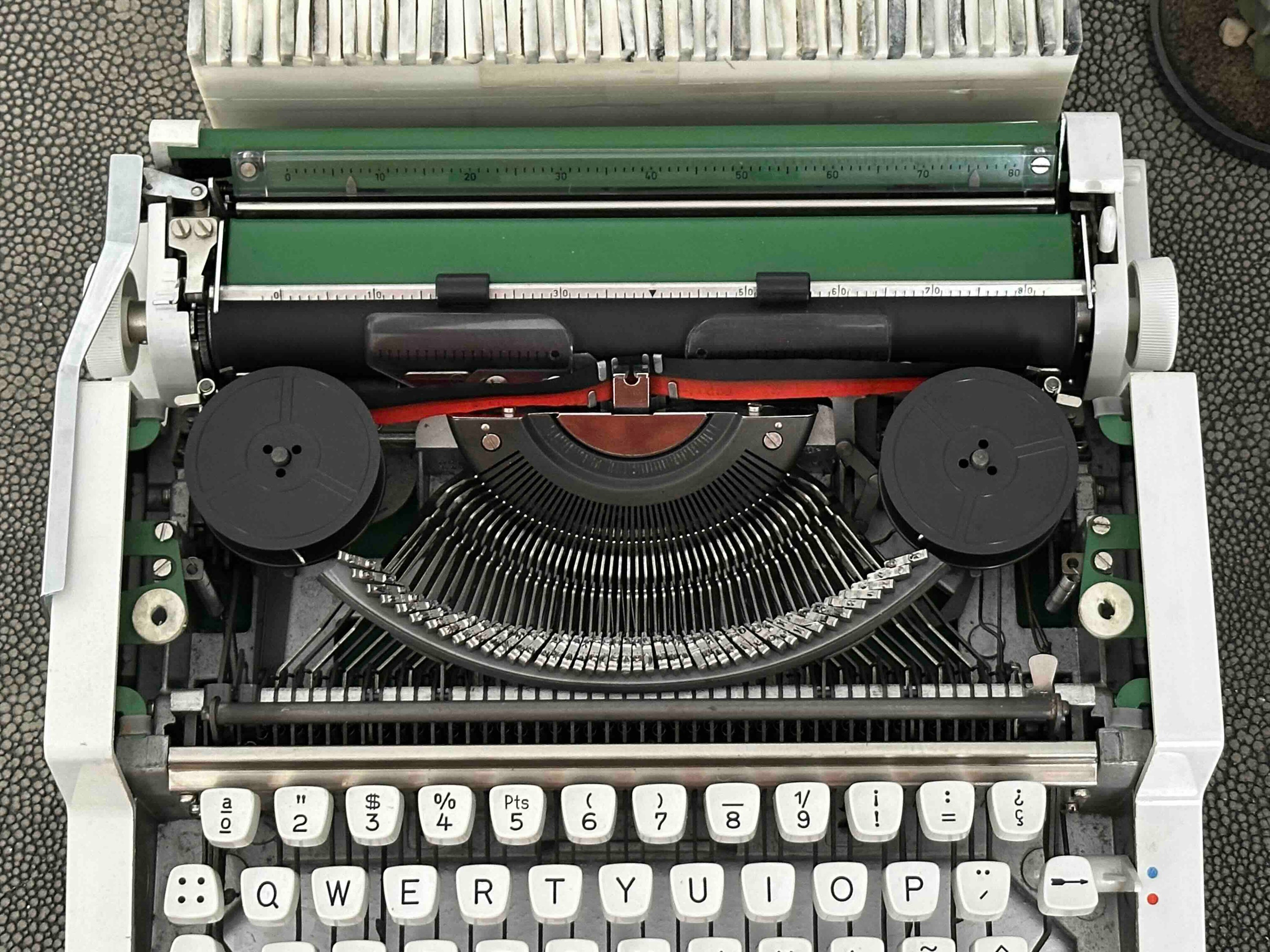 Green Olympia Traveller de Luxe Portable Typewriter with Qwerty Layout, 1977, Functional Typewriter