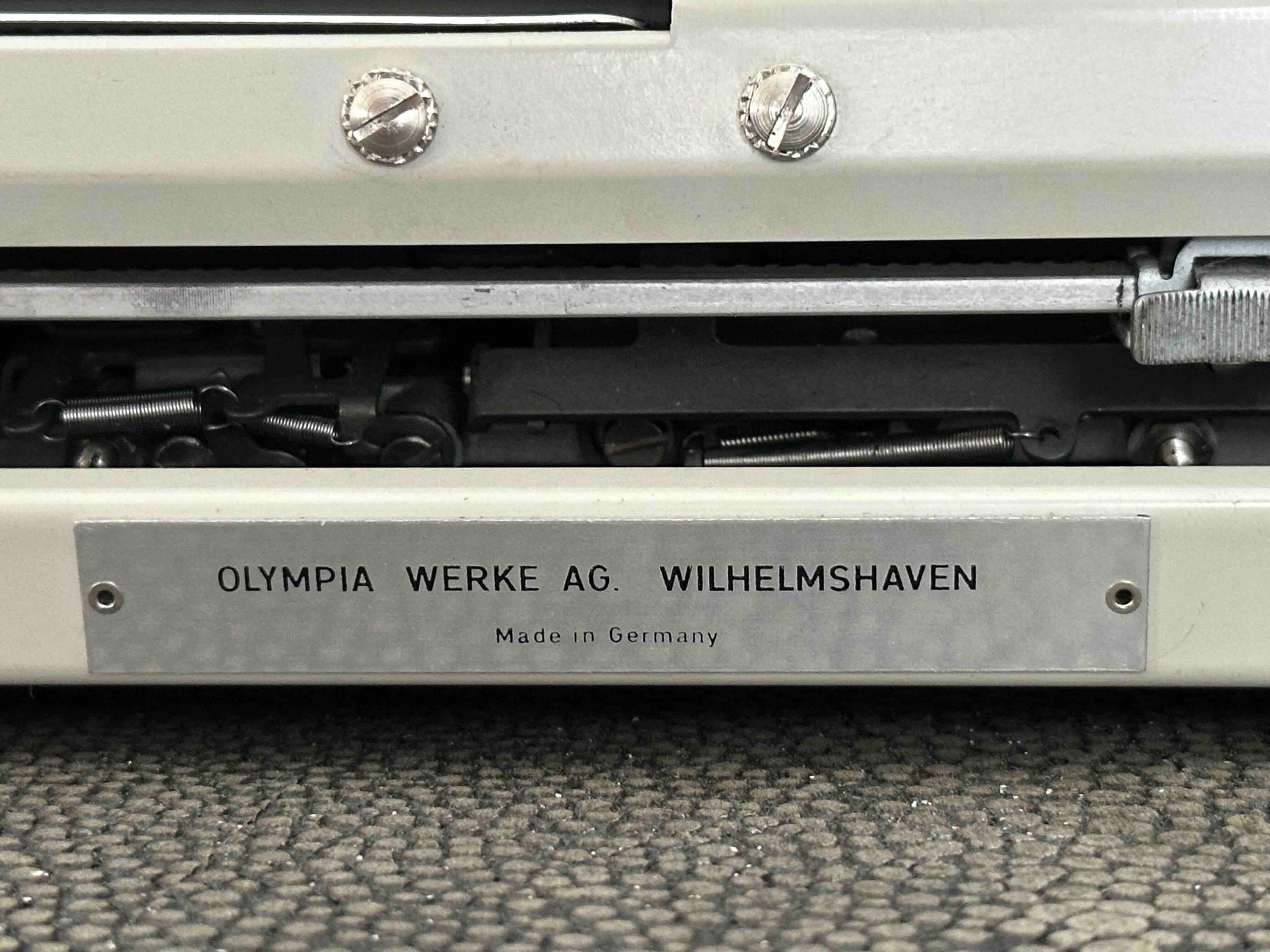 RARE Cursive Olympia SF De Luxe Typewriter, Qwerty Layout, 1963, Fully Functional