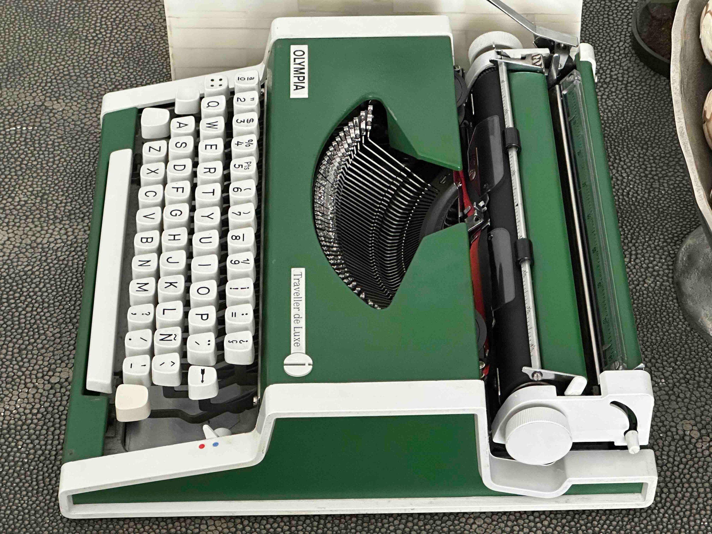Green Olympia Traveller de Luxe Portable Typewriter with Qwerty Layout, 1977, Functional Typewriter