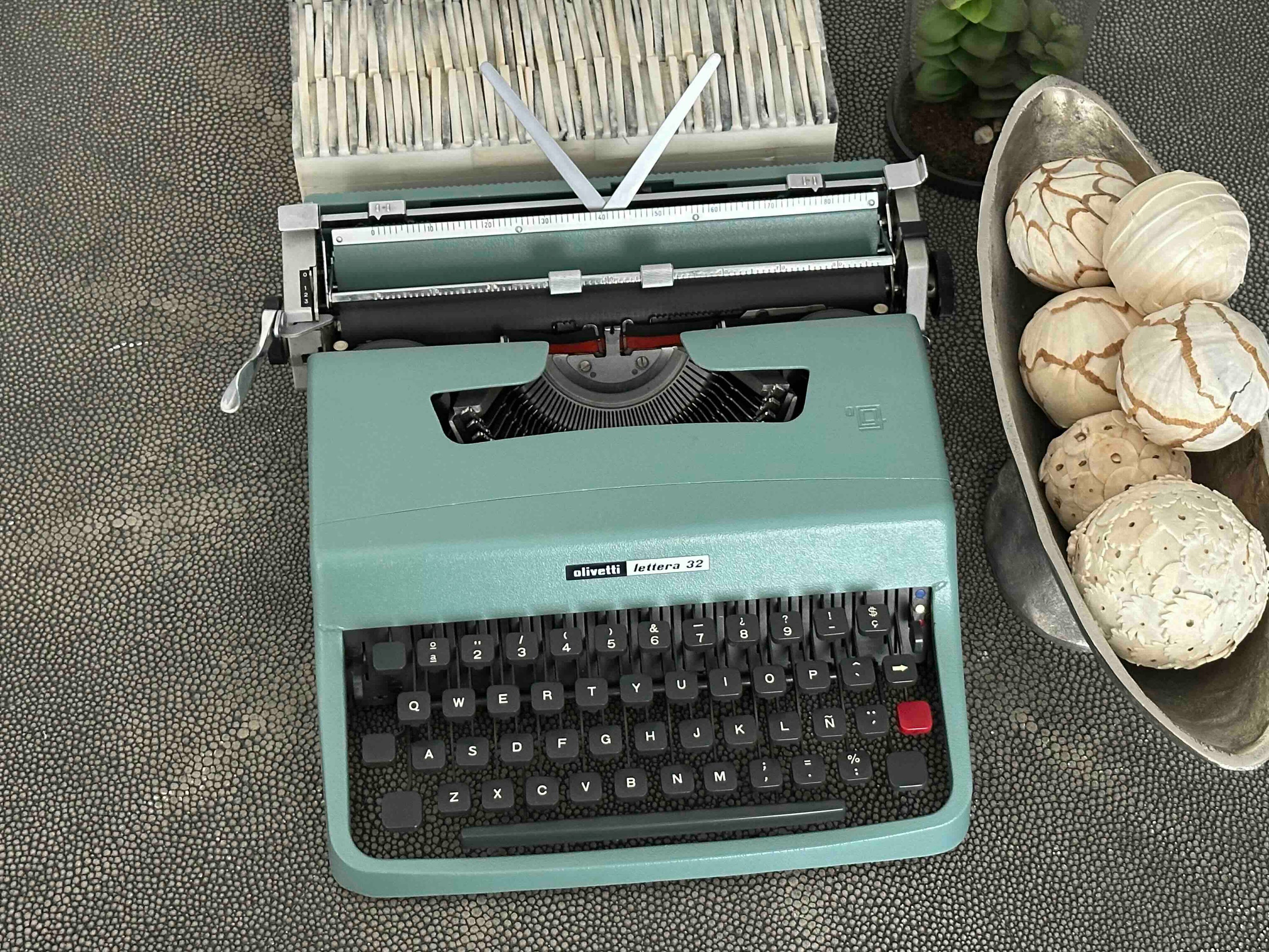 RARE Olivetti Lettera 32 Typewriter with Sans Serif Cubic Font and Qwerty Layout, 1971, Fully Functional (Copy)