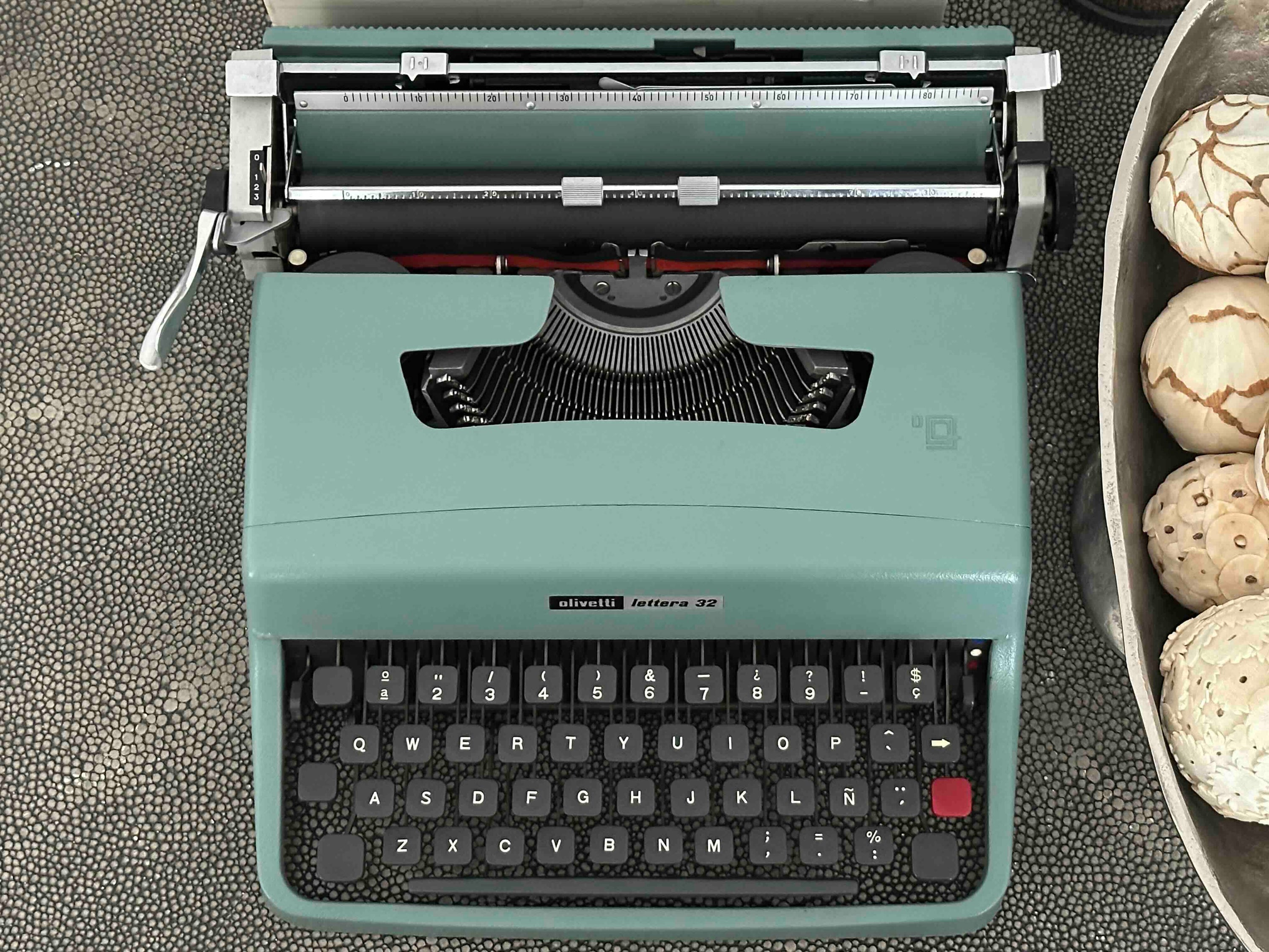 RARE Olivetti Lettera 32 Typewriter with Sans Serif Cubic Font and Qwerty Layout, 1971, Fully Functional (Copy)