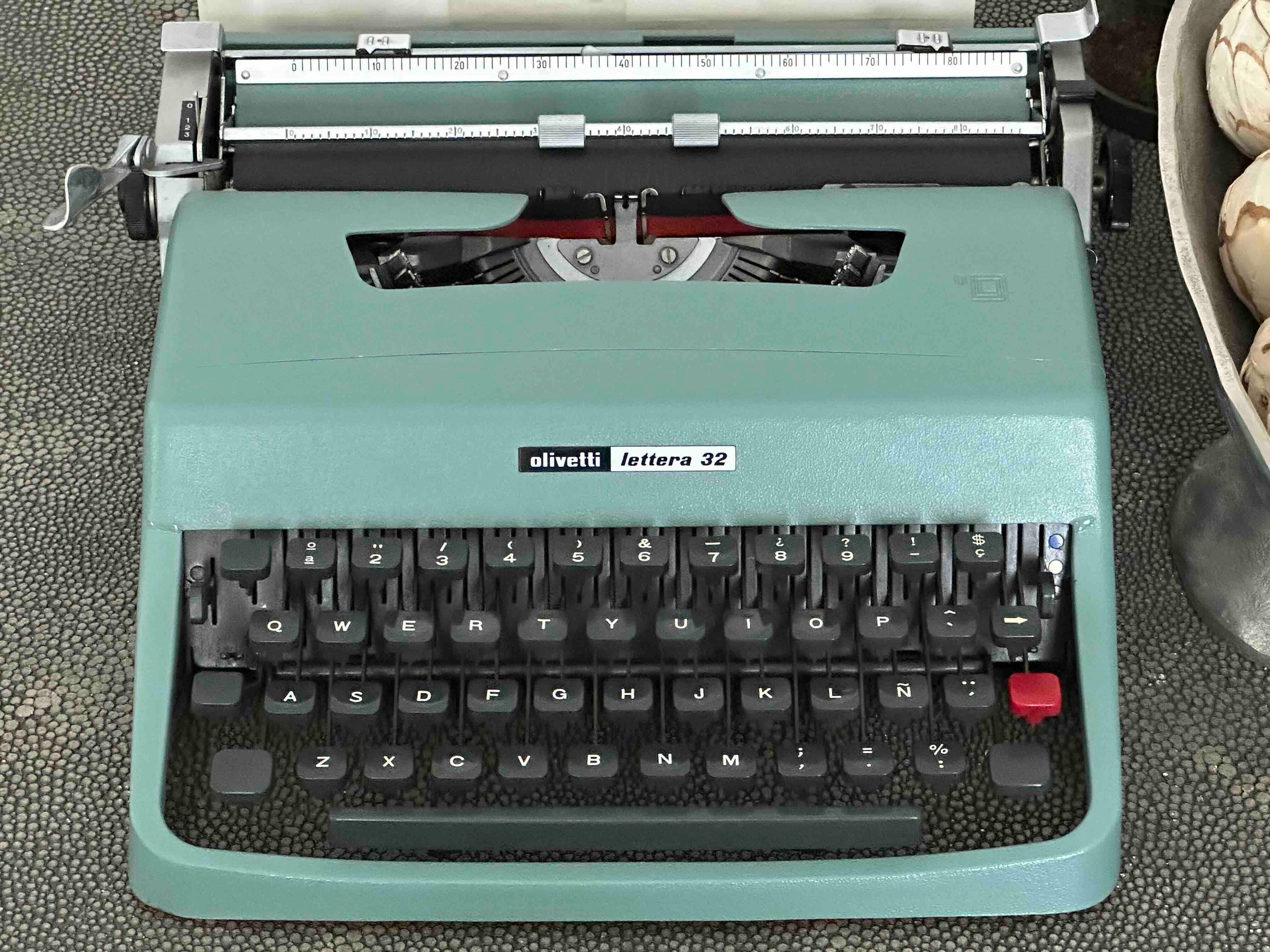 RARE Olivetti Lettera 32 Typewriter with Sans Serif Cubic Font and Qwerty Layout, 1971, Fully Functional (Copy)