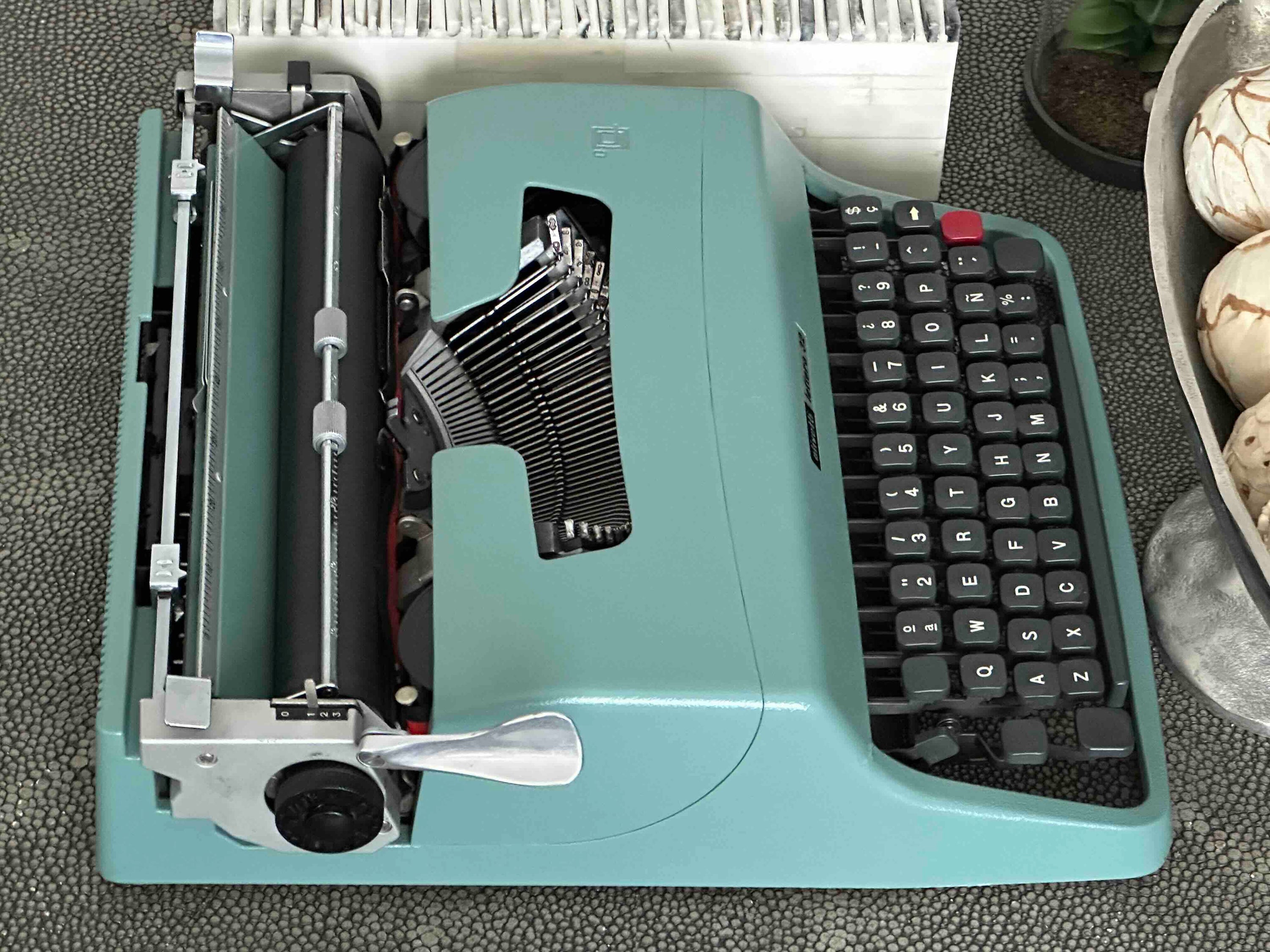 RARE Olivetti Lettera 32 Typewriter with Sans Serif Cubic Font and Qwerty Layout, 1971, Fully Functional (Copy)