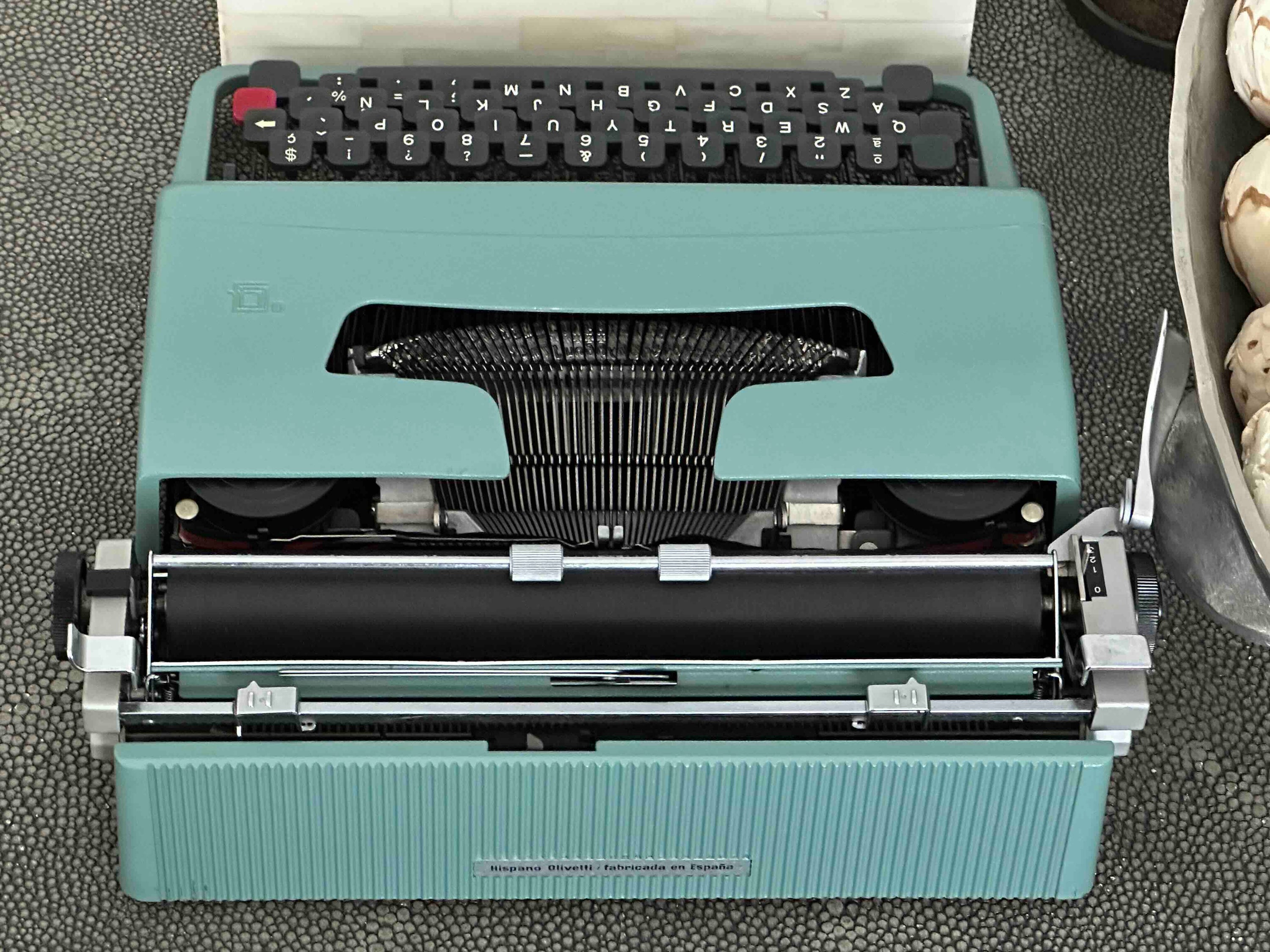 RARE Olivetti Lettera 32 Typewriter with Sans Serif Cubic Font and Qwerty Layout, 1971, Fully Functional (Copy)