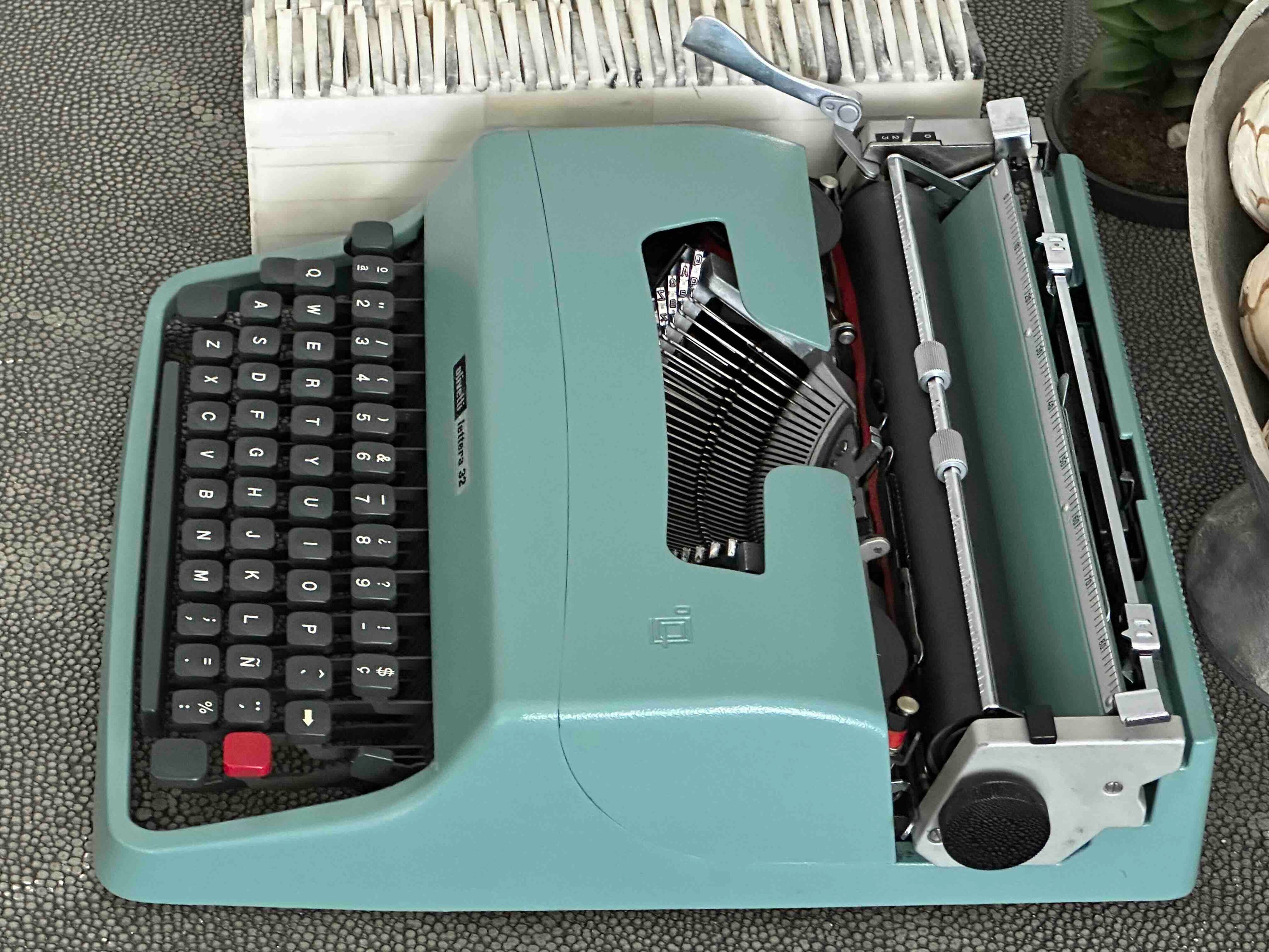 RARE Olivetti Lettera 32 Typewriter with Sans Serif Cubic Font and Qwerty Layout, 1971, Fully Functional (Copy)