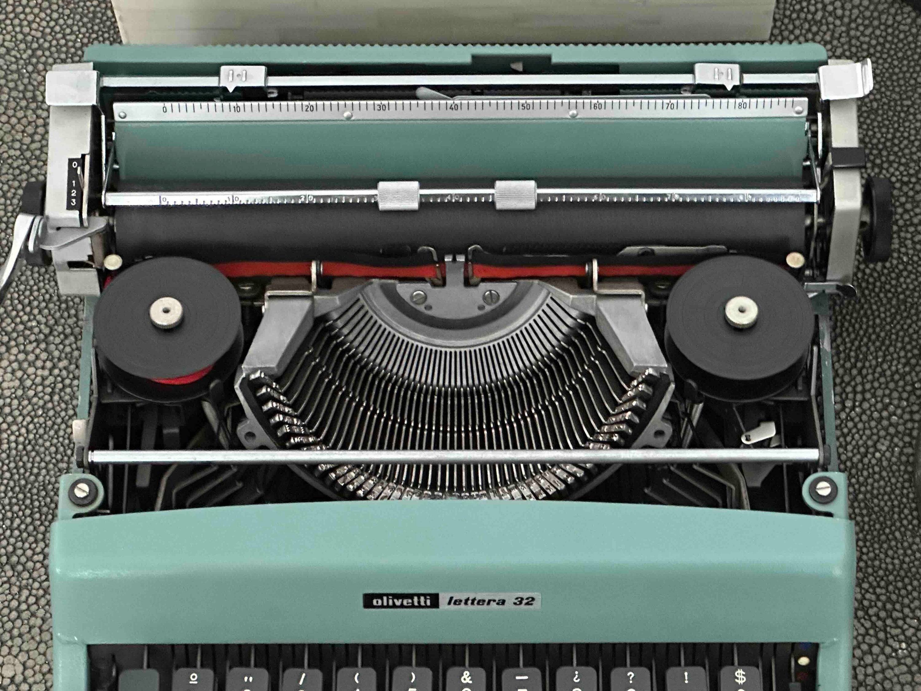 RARE Olivetti Lettera 32 Typewriter with Sans Serif Cubic Font and Qwerty Layout, 1971, Fully Functional (Copy)