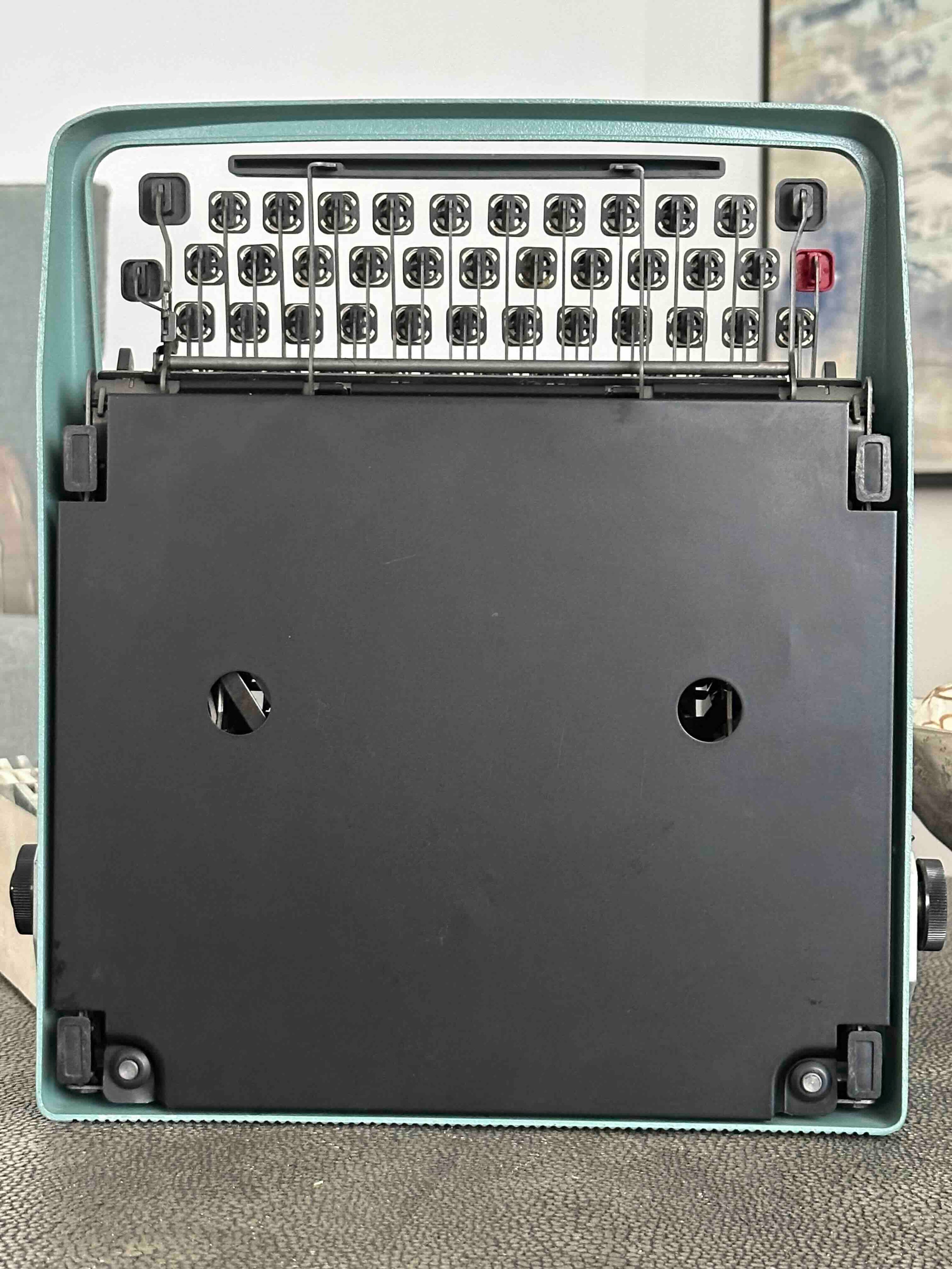 RARE Olivetti Lettera 32 Typewriter with Sans Serif Cubic Font and Qwerty Layout, 1971, Fully Functional (Copy)