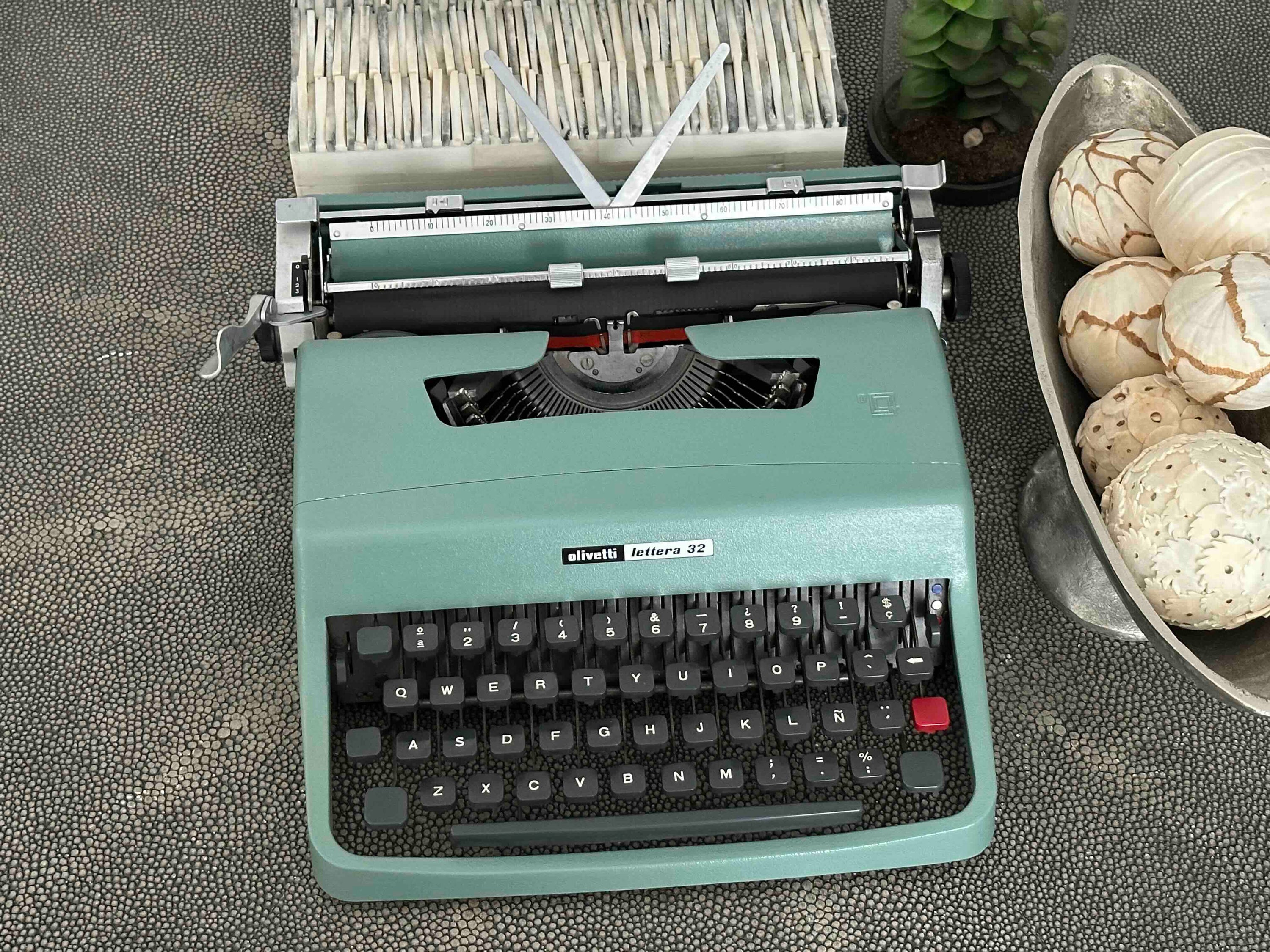 RARE Olivetti Lettera 32 Typewriter with Sans Serif Cubic Font and Qwerty Layout, 1972, Fully Functional