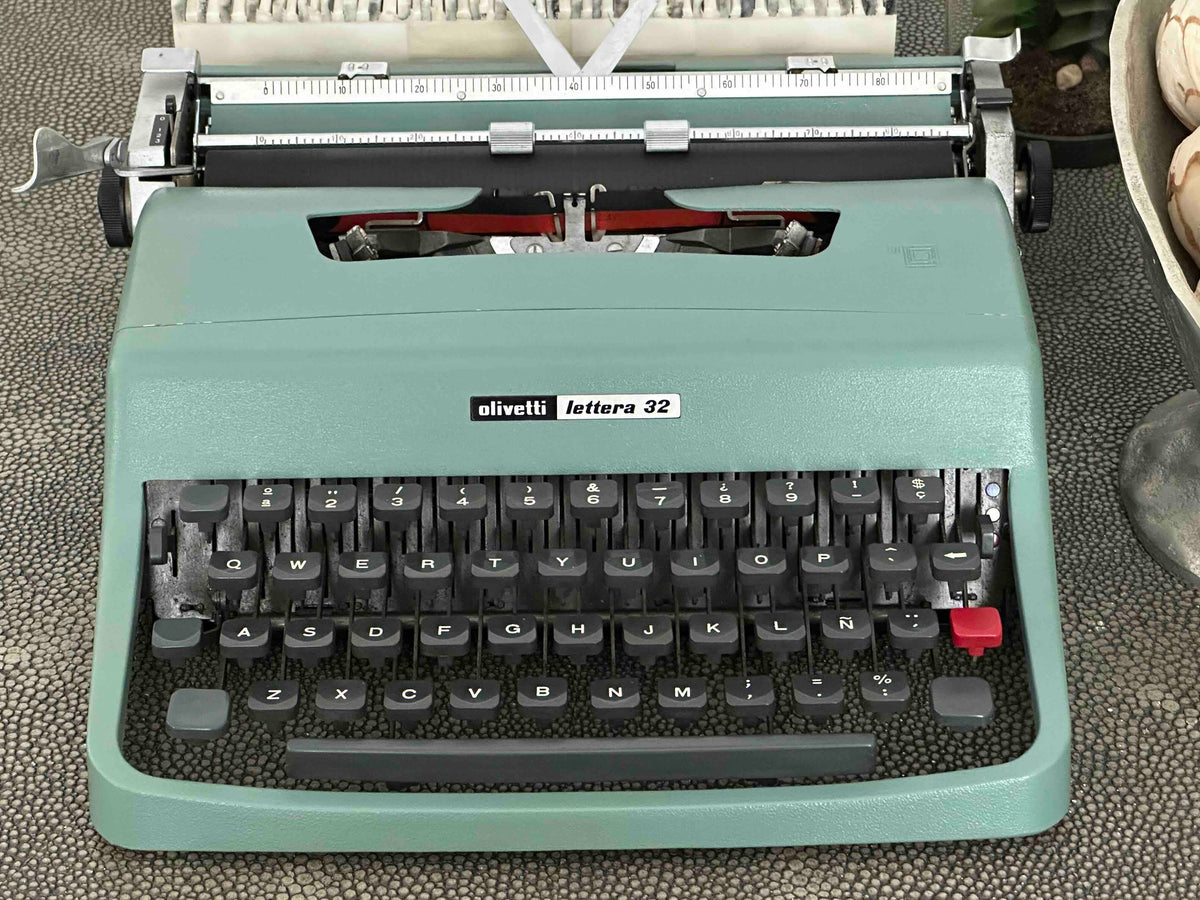RARE Olivetti Lettera 32 Typewriter with Sans Serif Cubic Font and Qwerty Layout, 1972, Fully Functional