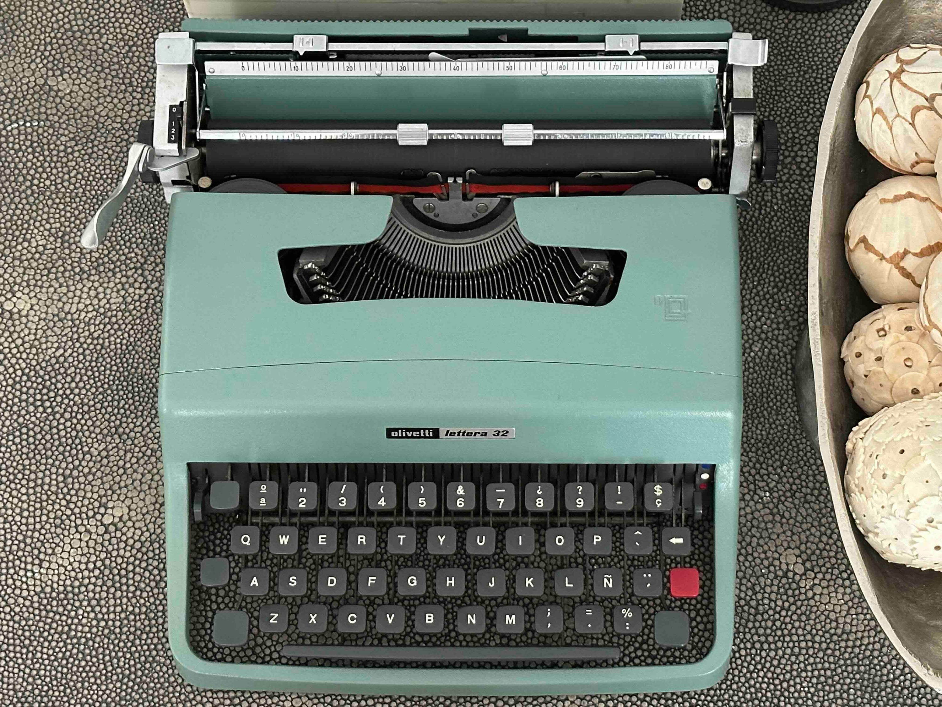 RARE Olivetti Lettera 32 Typewriter with Sans Serif Cubic Font and Qwerty Layout, 1972, Fully Functional