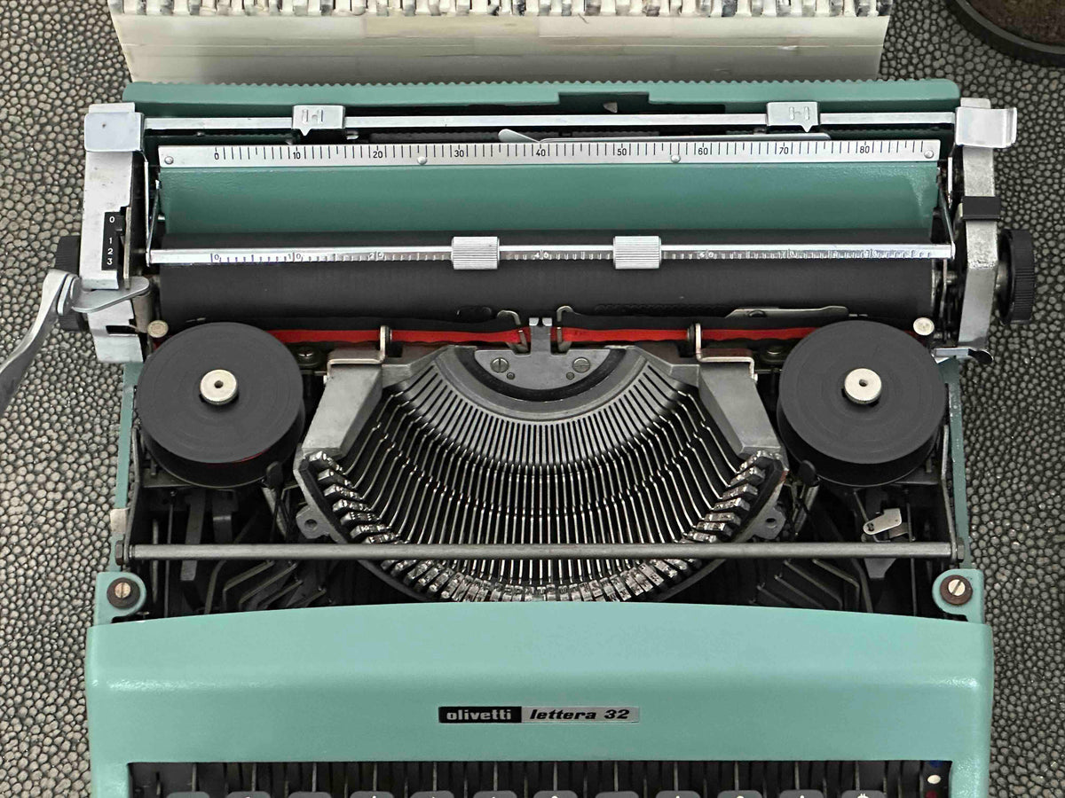 RARE Olivetti Lettera 32 Typewriter with Sans Serif Cubic Font and Qwerty Layout, 1972, Fully Functional
