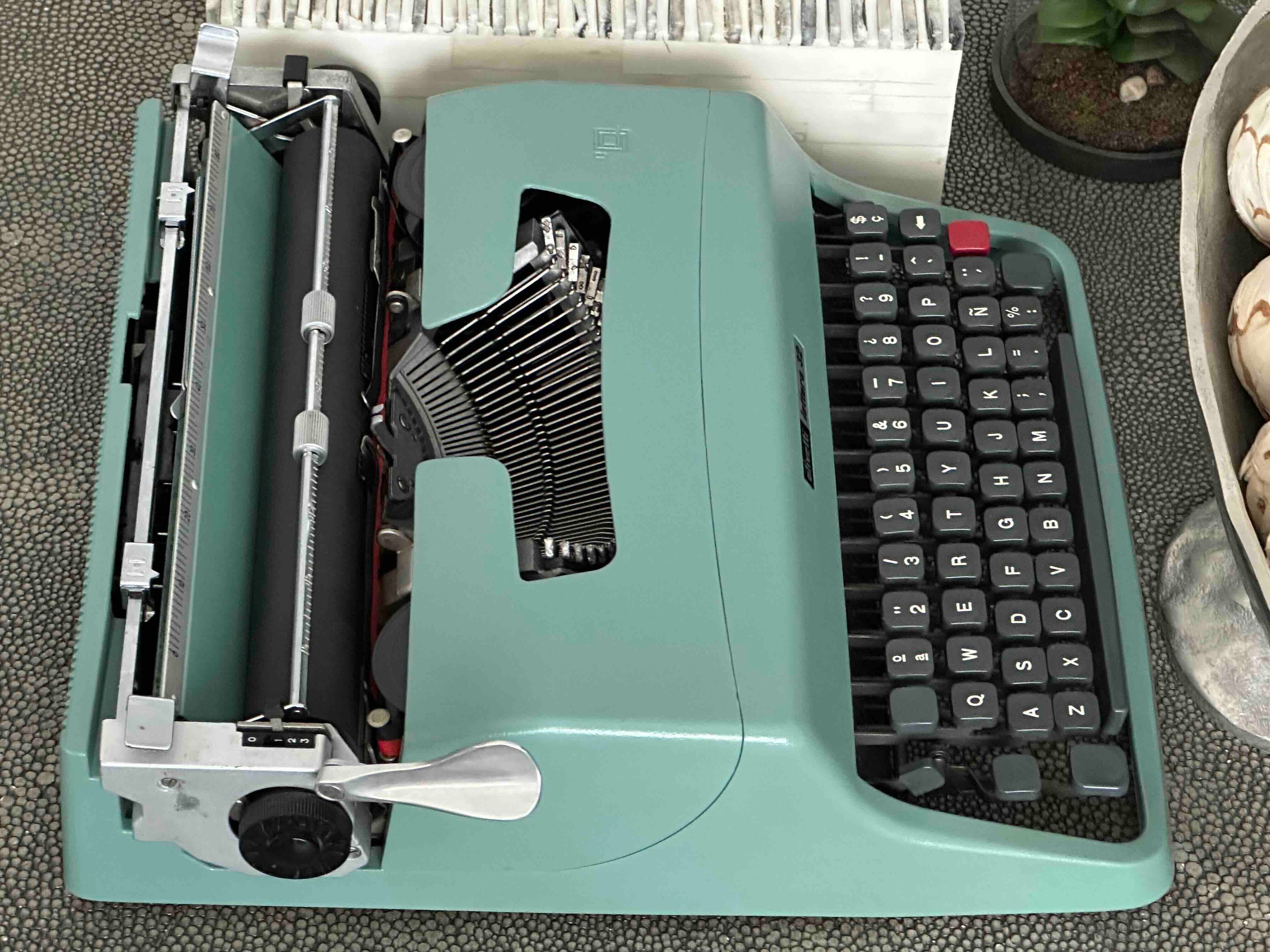 RARE Olivetti Lettera 32 Typewriter with Sans Serif Cubic Font and Qwerty Layout, 1972, Fully Functional