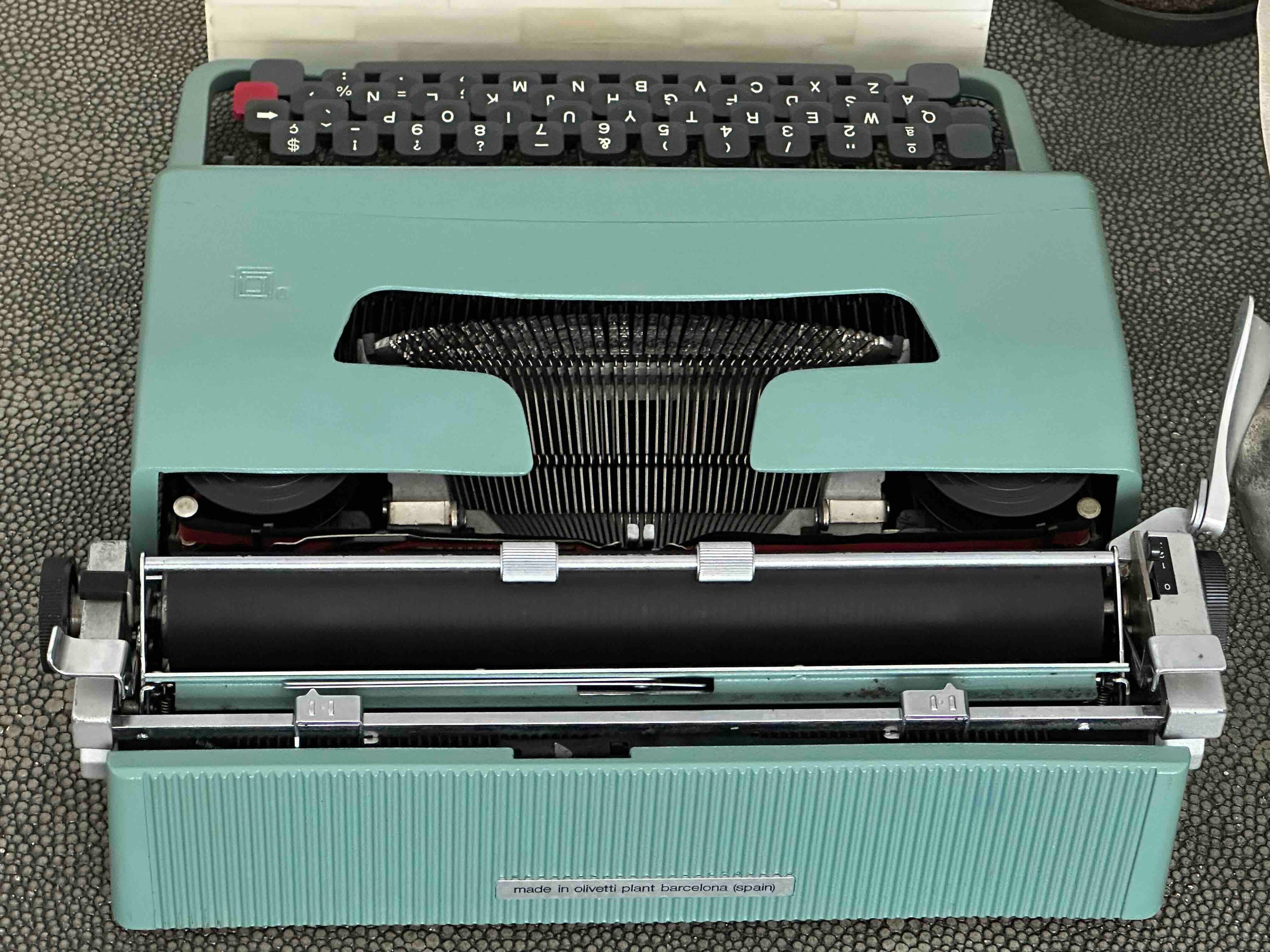 RARE Olivetti Lettera 32 Typewriter with Sans Serif Cubic Font and Qwerty Layout, 1972, Fully Functional