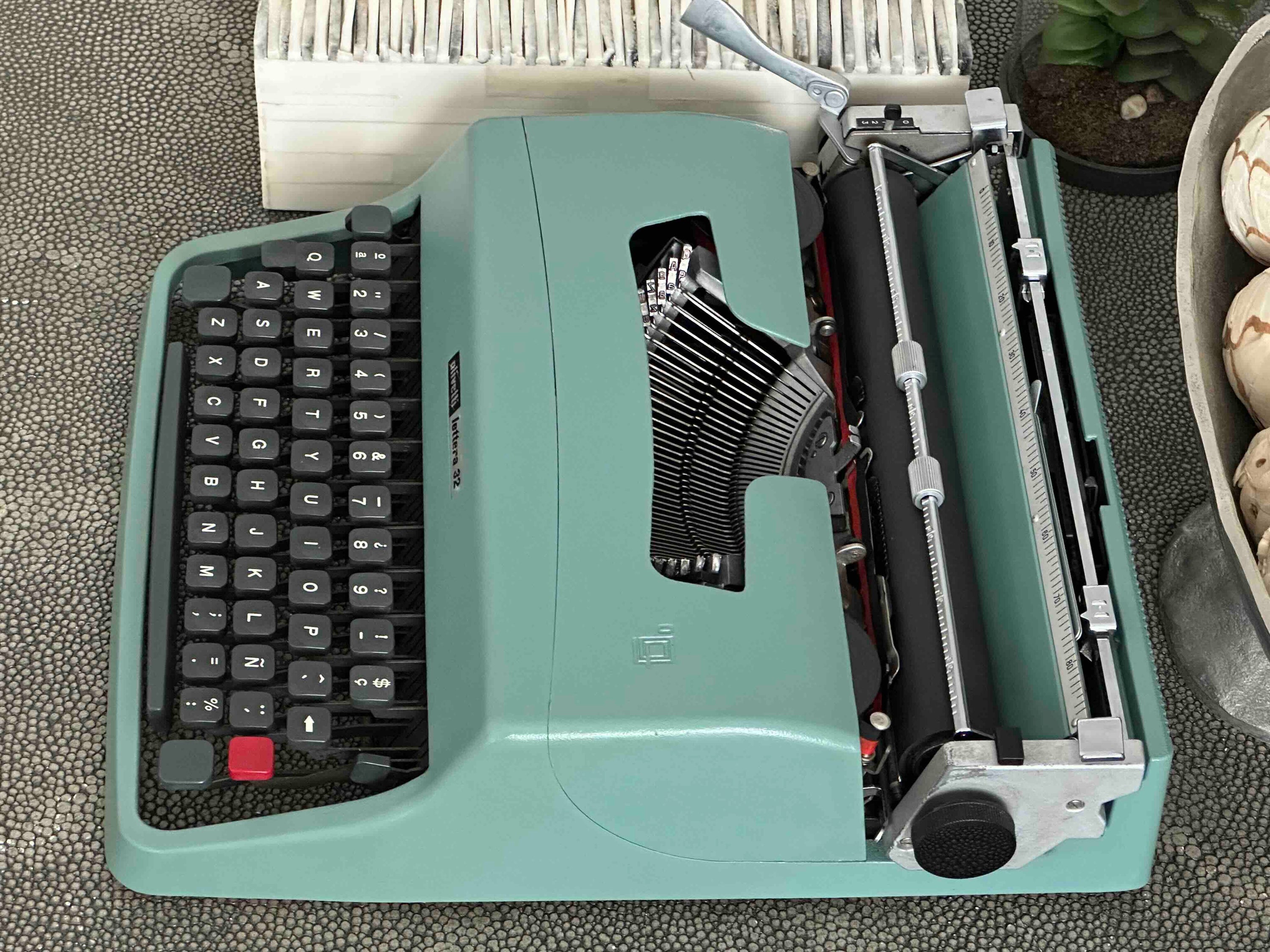 RARE Olivetti Lettera 32 Typewriter with Sans Serif Cubic Font and Qwerty Layout, 1972, Fully Functional
