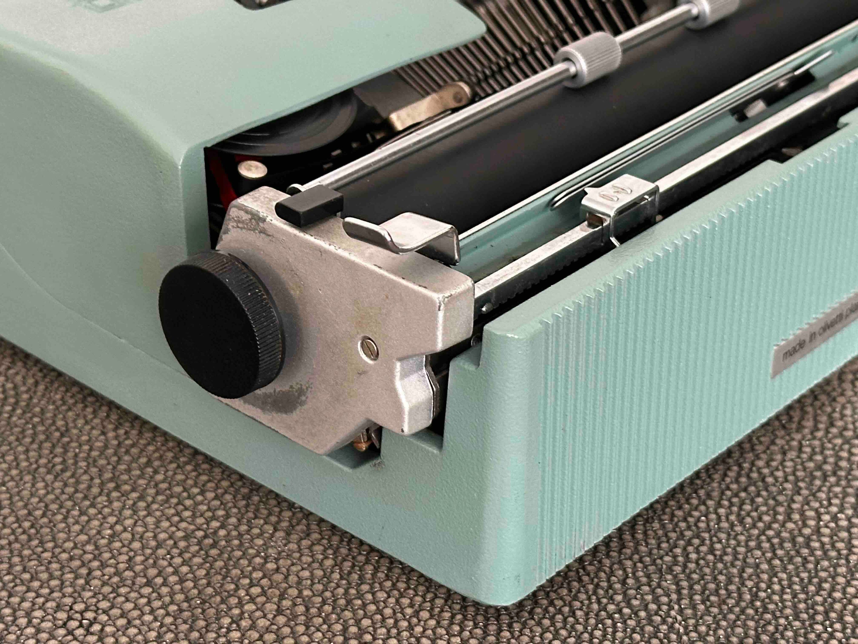 RARE Olivetti Lettera 32 Typewriter with Sans Serif Cubic Font and Qwerty Layout, 1972, Fully Functional