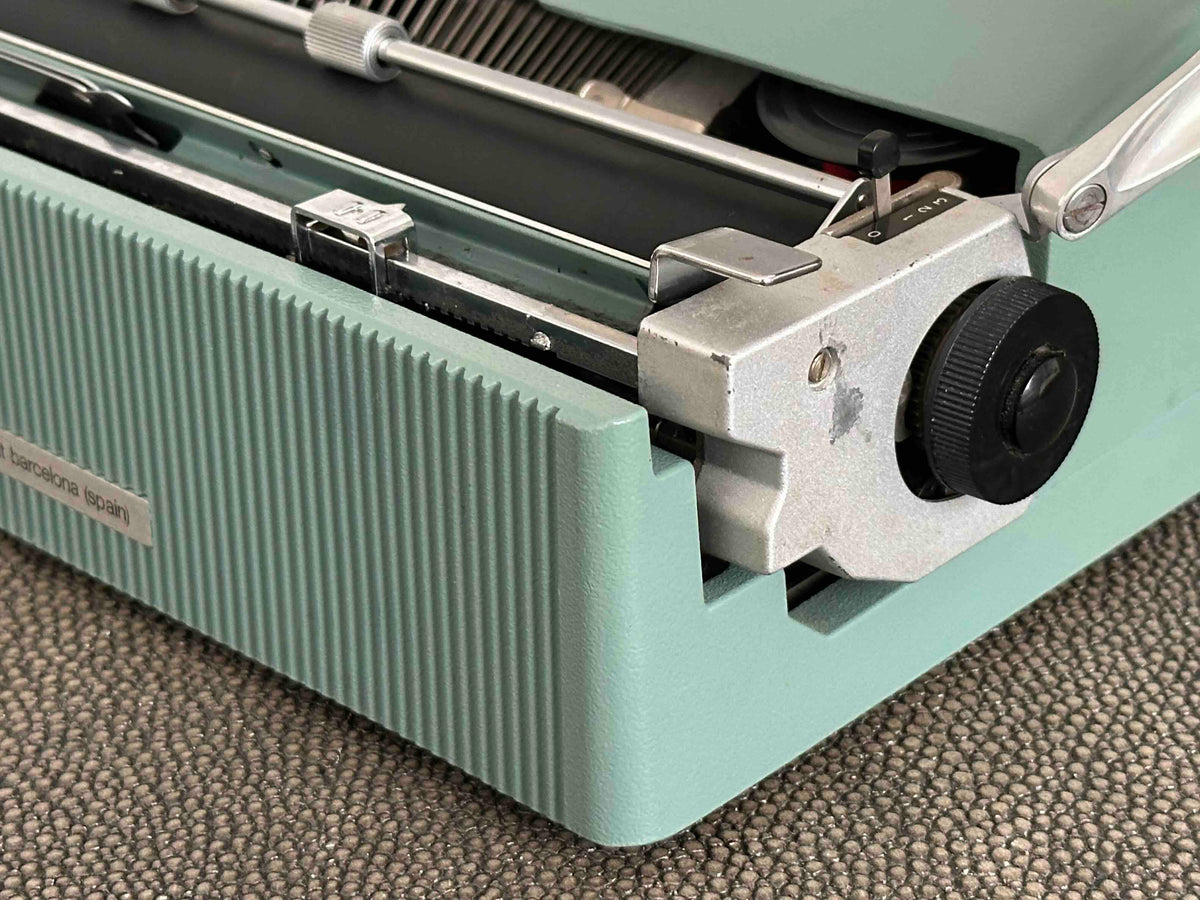 RARE Olivetti Lettera 32 Typewriter with Sans Serif Cubic Font and Qwerty Layout, 1972, Fully Functional