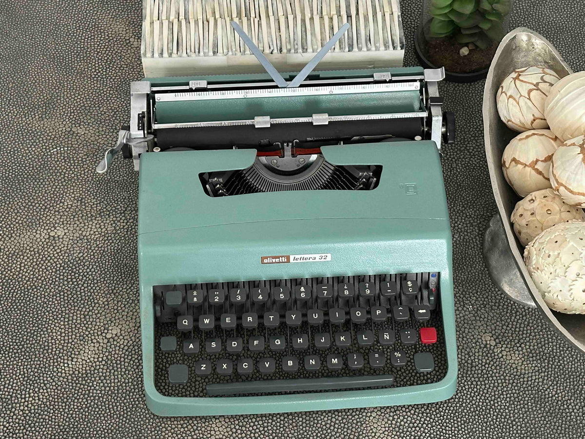 RARE Olivetti Lettera 32 Typewriter with Quadrato Font and Qwerty Layout, 1972, Fully Functional