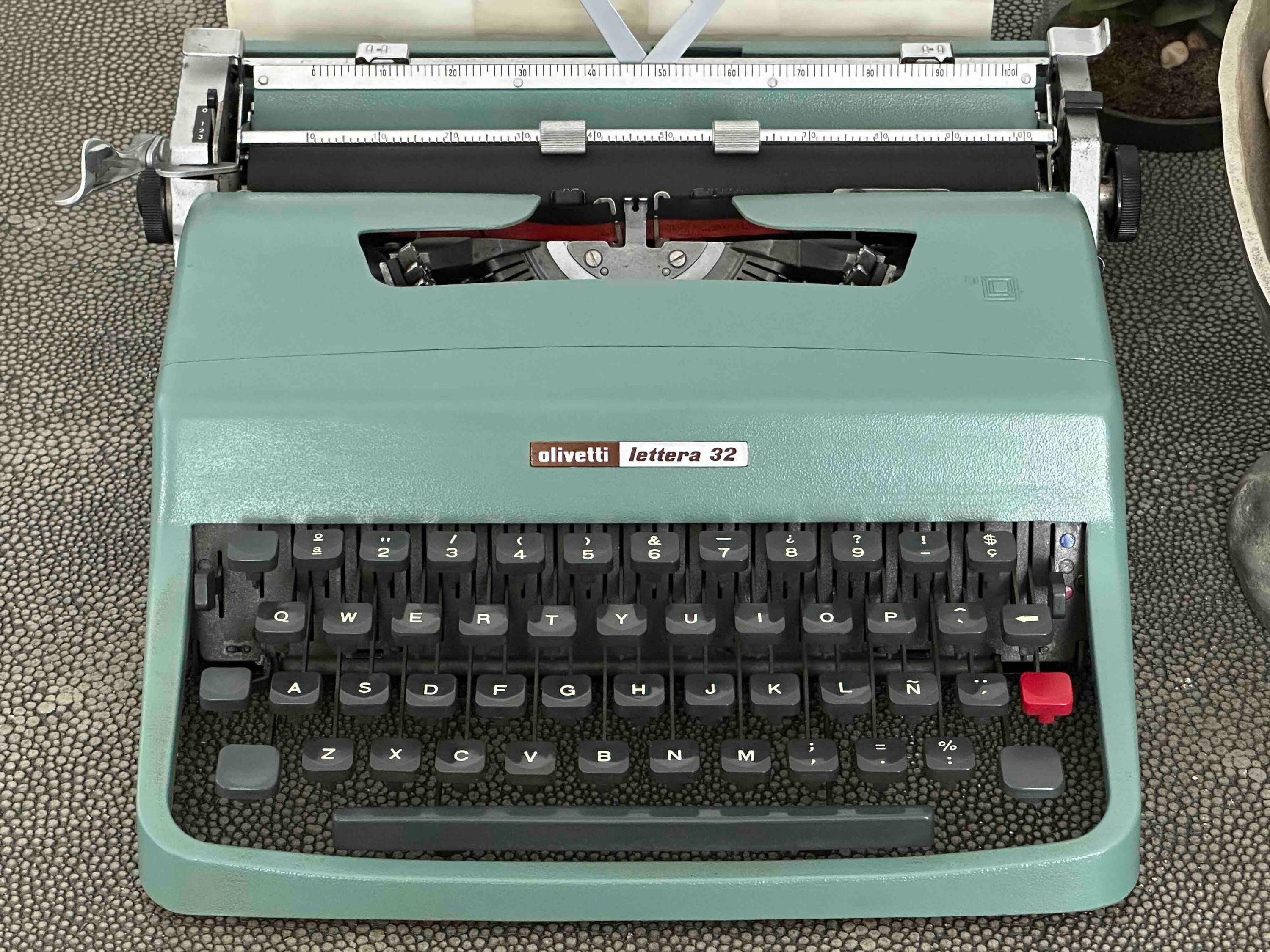 RARE Olivetti Lettera 32 Typewriter with Quadrato Font and Qwerty Layout, 1972, Fully Functional