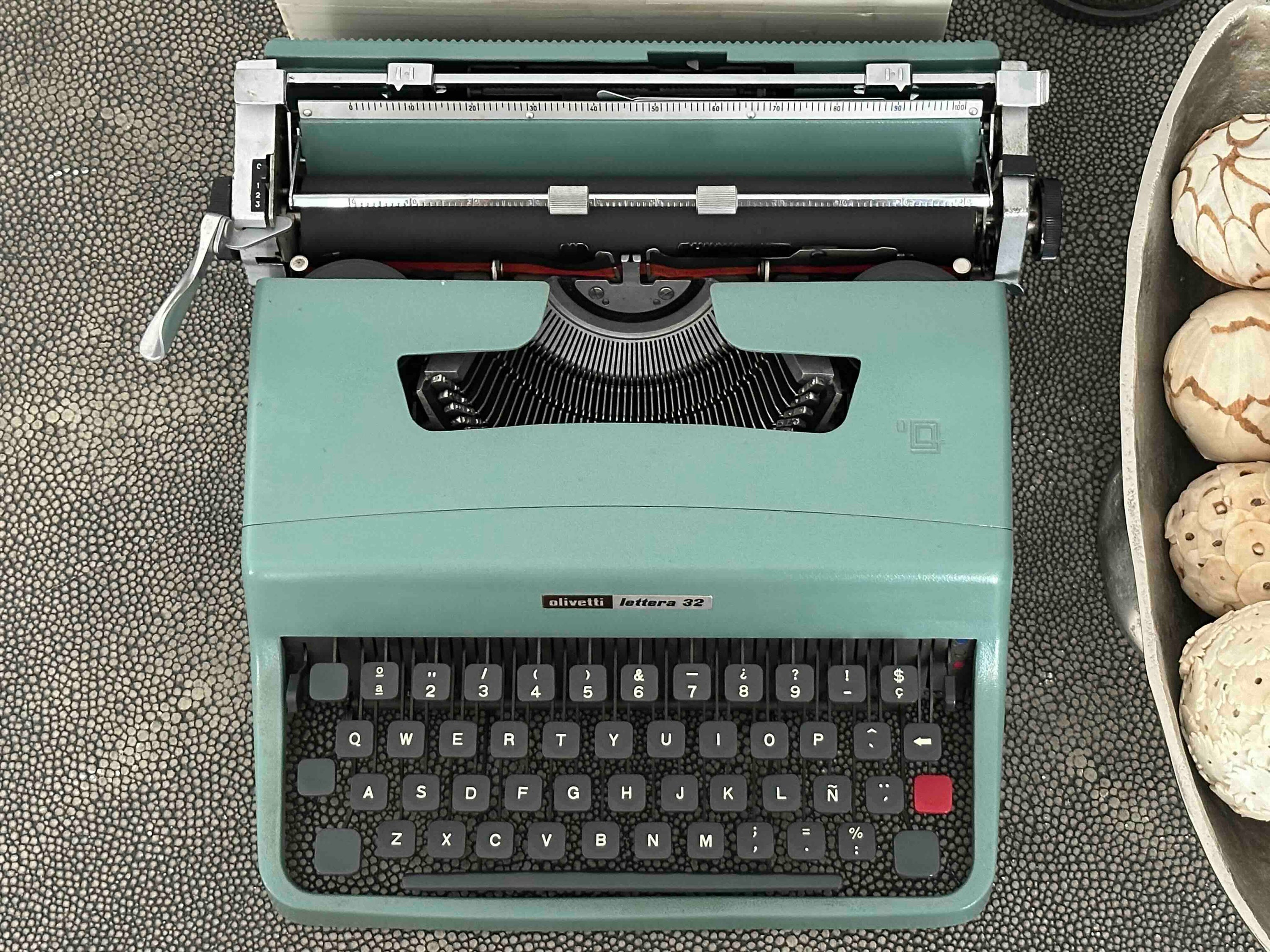 RARE Olivetti Lettera 32 Typewriter with Quadrato Font and Qwerty Layout, 1972, Fully Functional