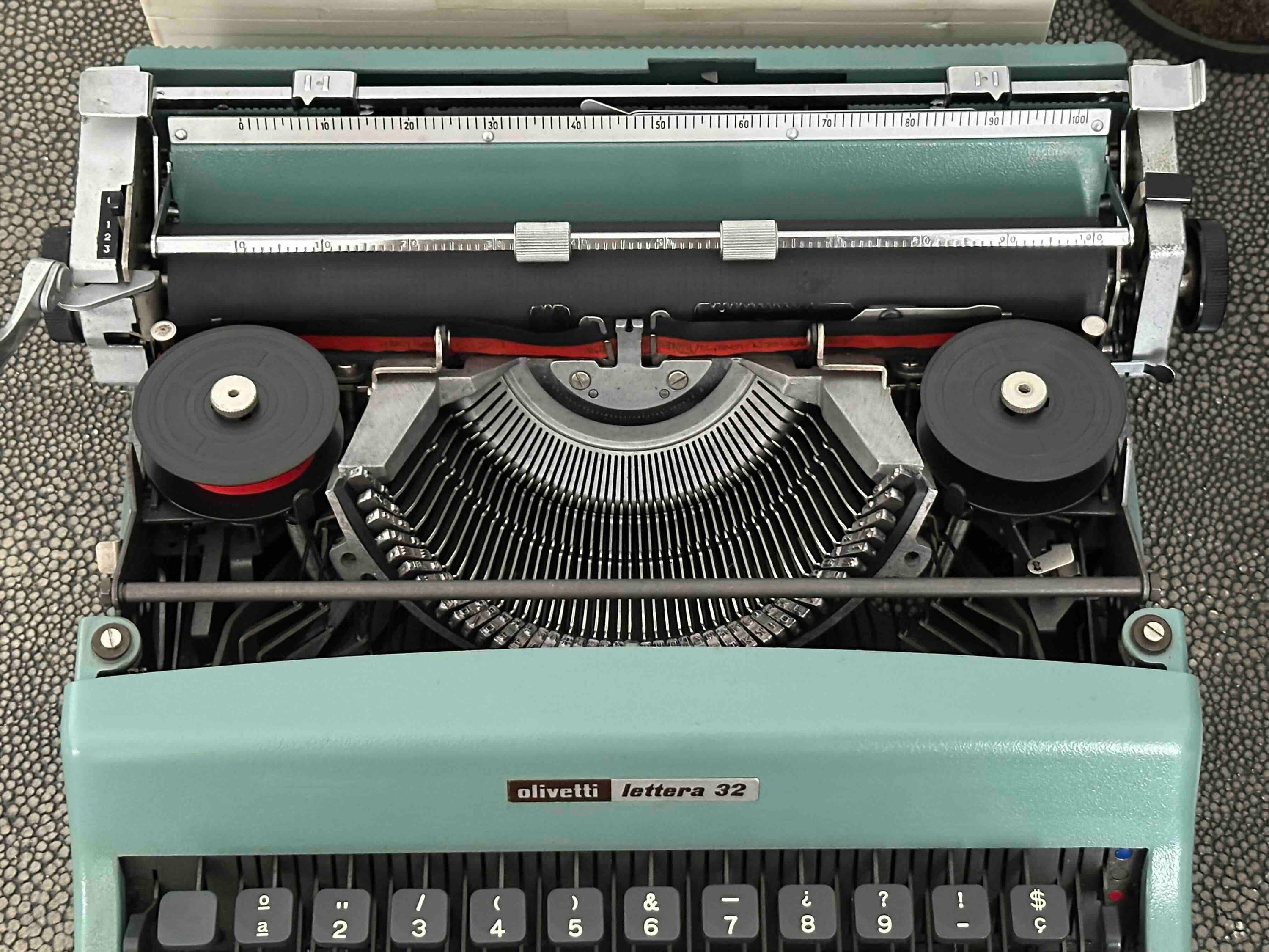 RARE Olivetti Lettera 32 Typewriter with Quadrato Font and Qwerty Layout, 1972, Fully Functional