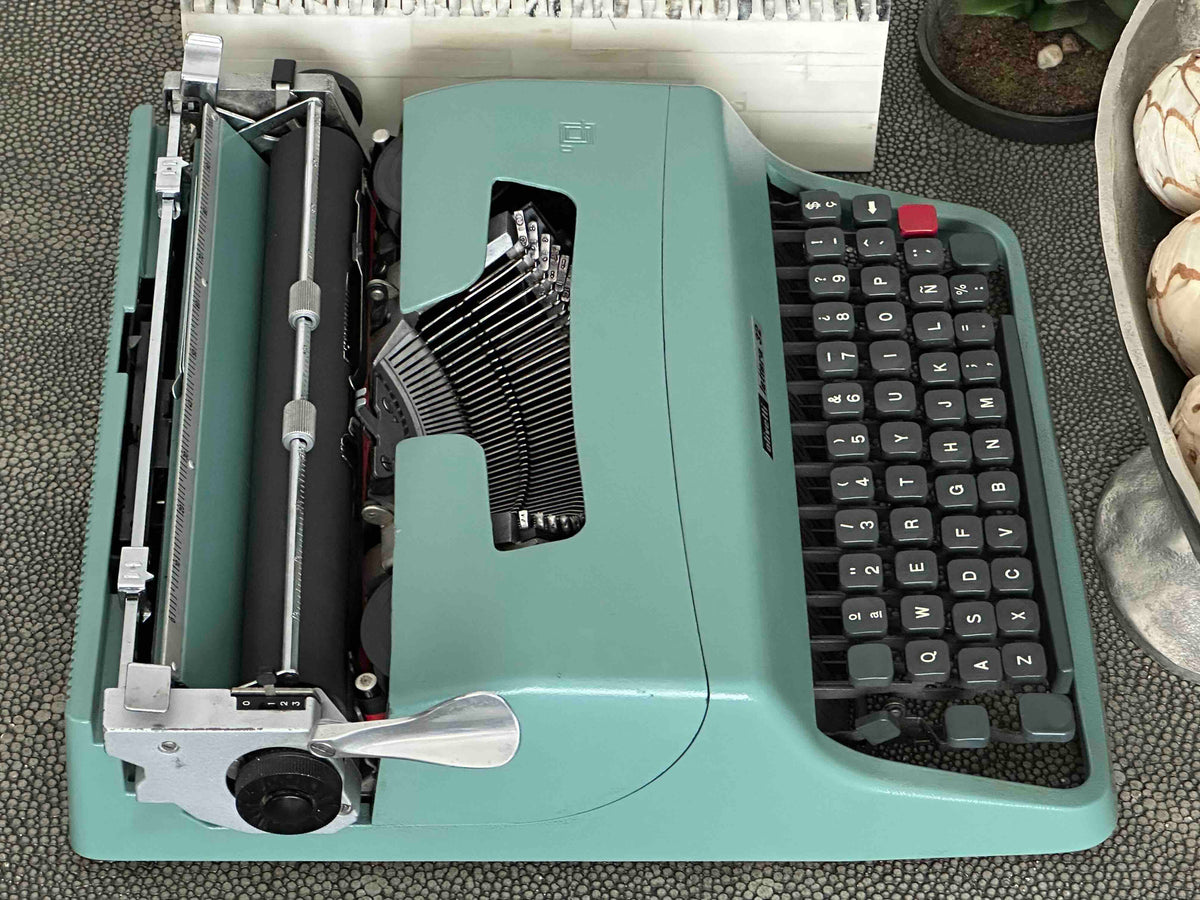 RARE Olivetti Lettera 32 Typewriter with Quadrato Font and Qwerty Layout, 1972, Fully Functional