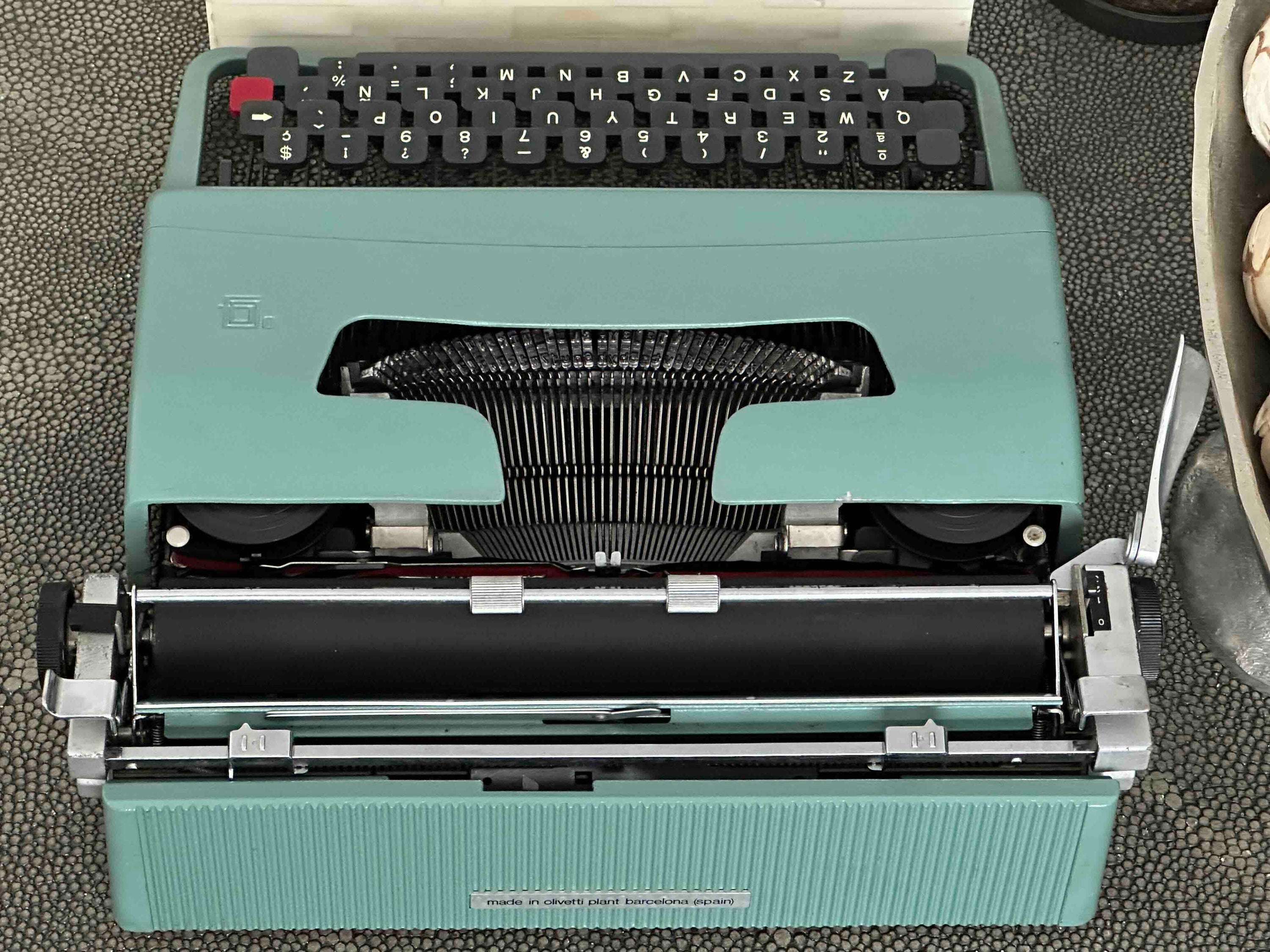 RARE Olivetti Lettera 32 Typewriter with Quadrato Font and Qwerty Layout, 1972, Fully Functional