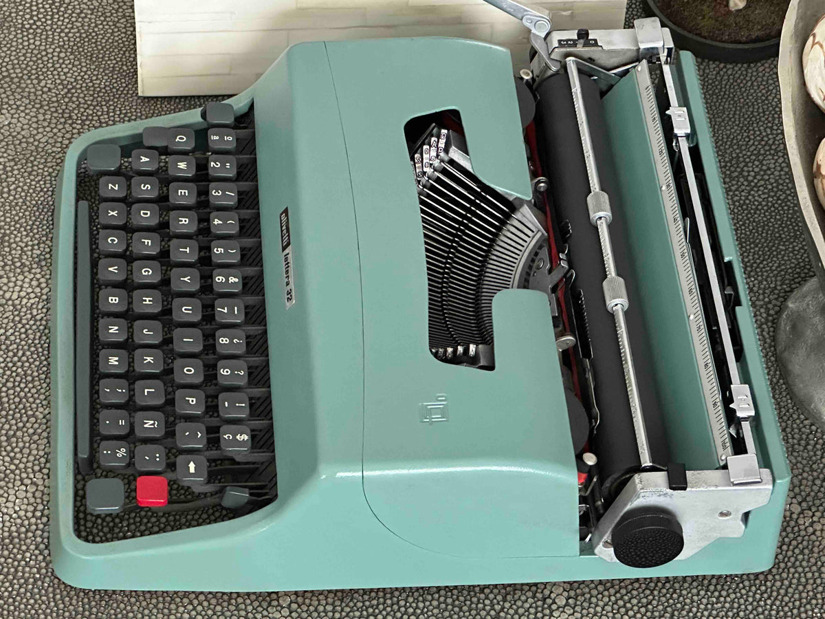 RARE Olivetti Lettera 32 Typewriter with Quadrato Font and Qwerty Layout, 1972, Fully Functional