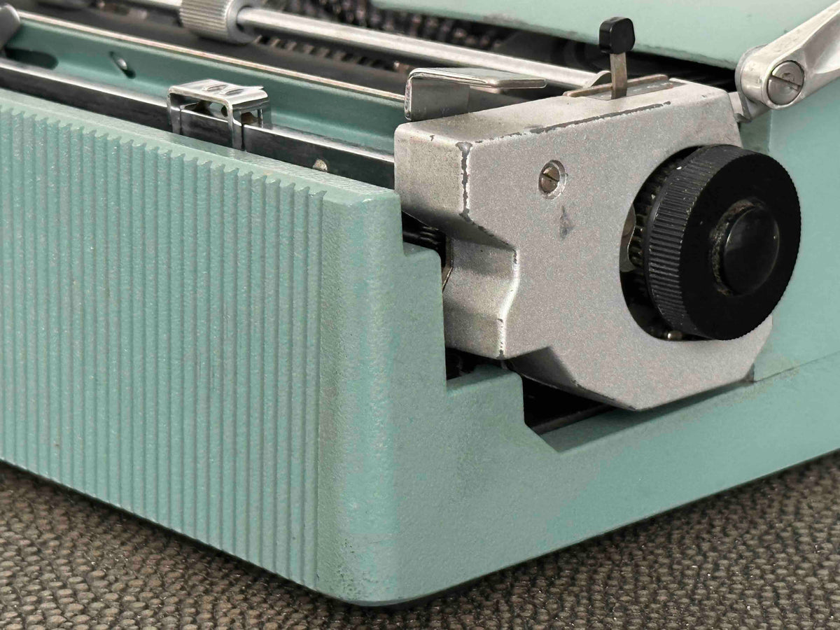 RARE Olivetti Lettera 32 Typewriter with Quadrato Font and Qwerty Layout, 1972, Fully Functional