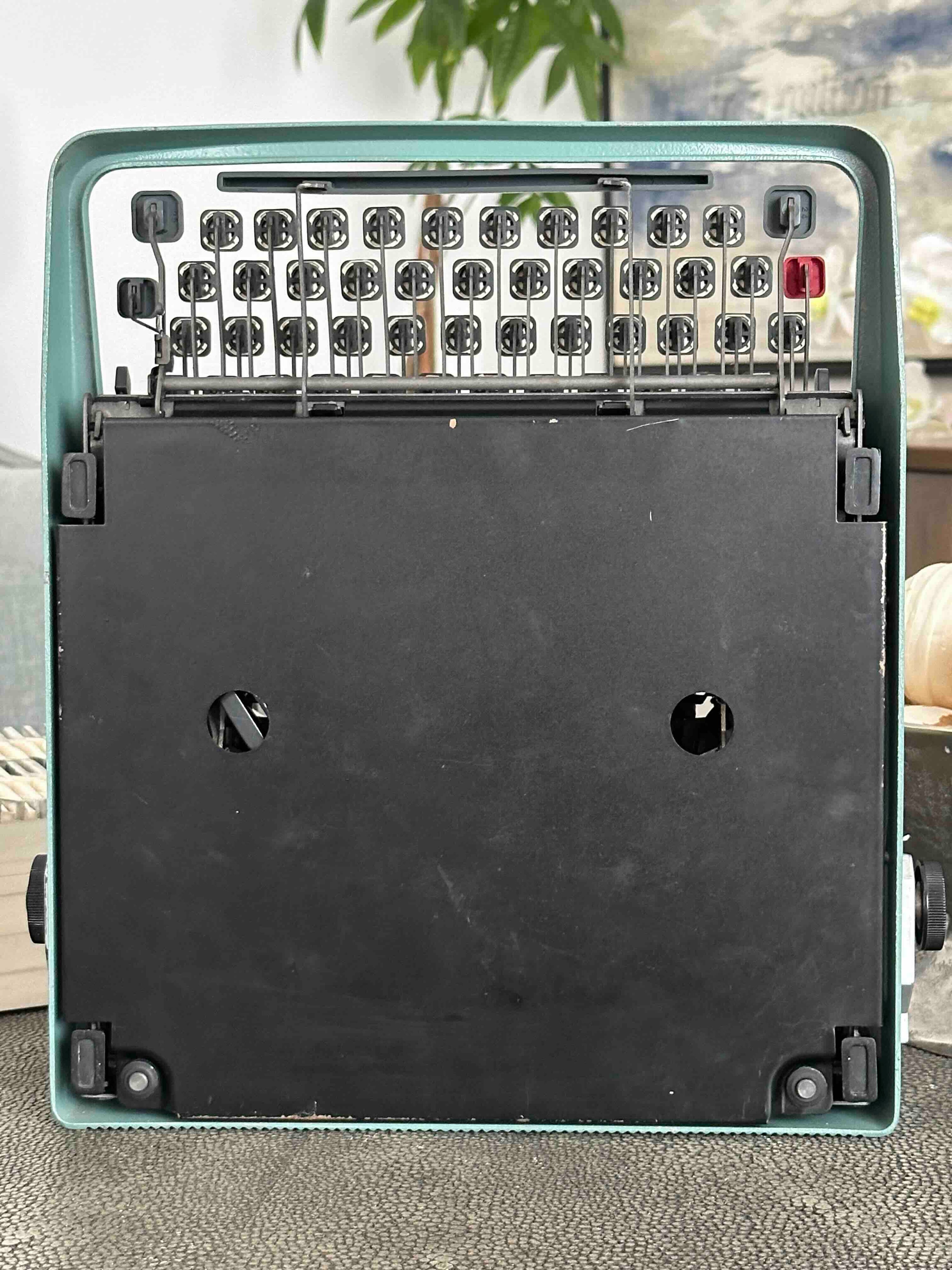 RARE Olivetti Lettera 32 Typewriter with Quadrato Font and Qwerty Layout, 1972, Fully Functional