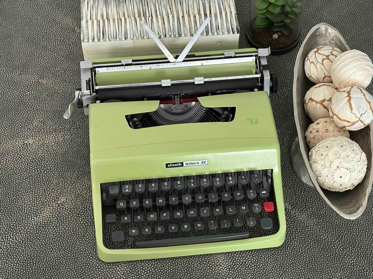 Olivetti Lettera 32 Typewriter in Pistachio Yellow-Green, Qzerty Layout, Made in Italy, 1968, Fully Functional