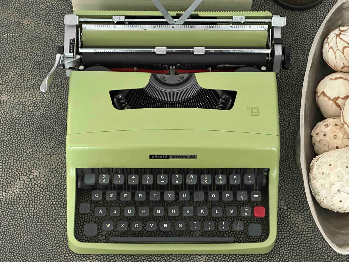 Olivetti Lettera 32 Typewriter in Pistachio Yellow-Green, Qzerty Layout, Made in Italy, 1968, Fully Functional