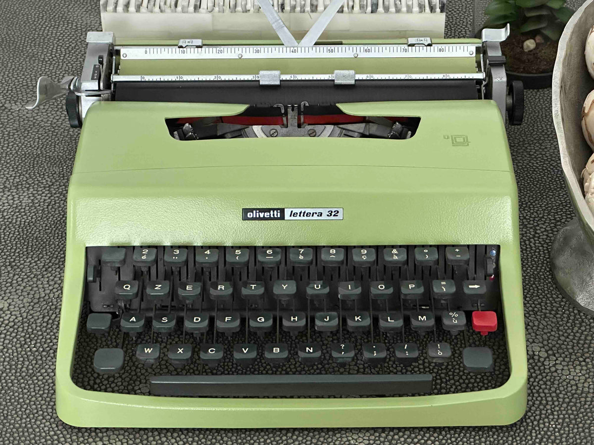 Olivetti Lettera 32 Typewriter in Pistachio Yellow-Green, Qzerty Layout, Made in Italy, 1968, Fully Functional