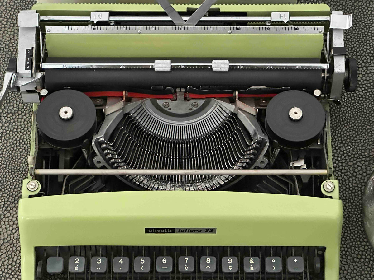 Olivetti Lettera 32 Typewriter in Pistachio Yellow-Green, Qzerty Layout, Made in Italy, 1968, Fully Functional