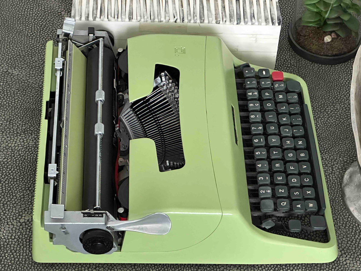 Olivetti Lettera 32 Typewriter in Pistachio Yellow-Green, Qzerty Layout, Made in Italy, 1968, Fully Functional