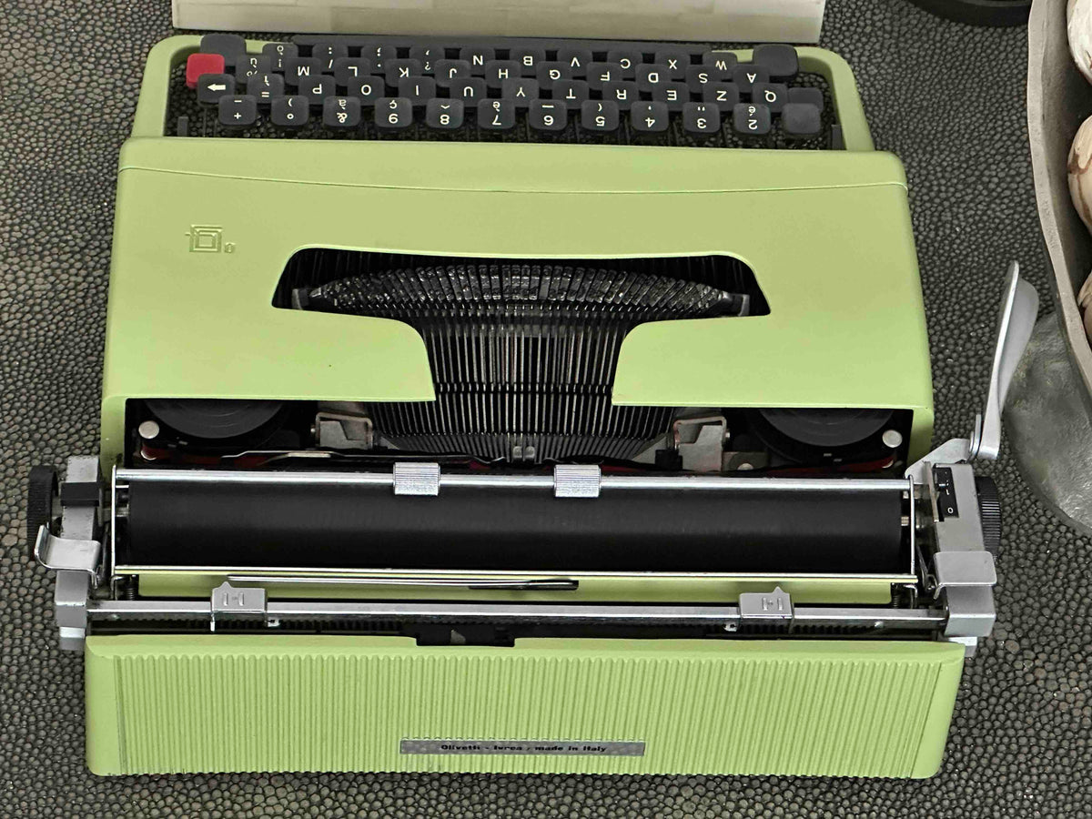 Olivetti Lettera 32 Typewriter in Pistachio Yellow-Green, Qzerty Layout, Made in Italy, 1968, Fully Functional
