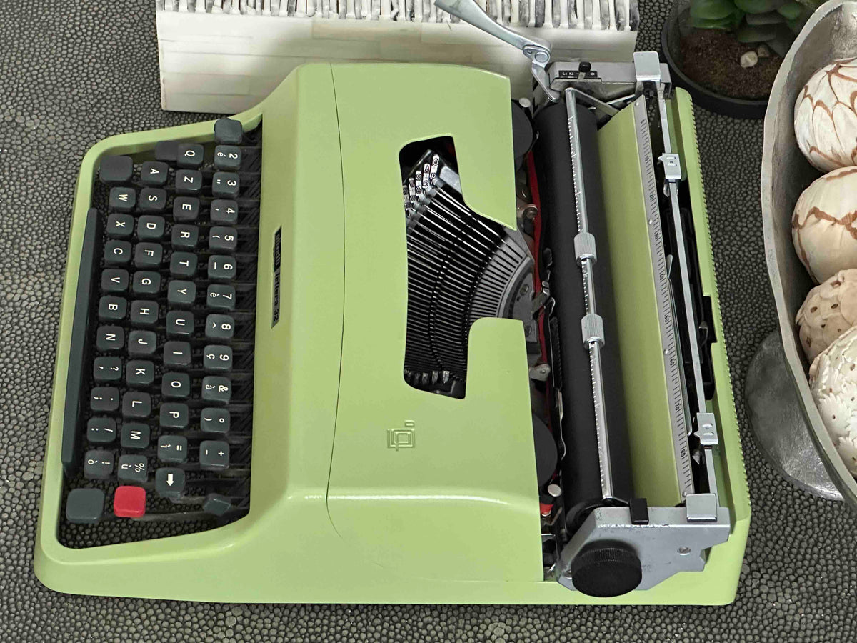 Olivetti Lettera 32 Typewriter in Pistachio Yellow-Green, Qzerty Layout, Made in Italy, 1968, Fully Functional