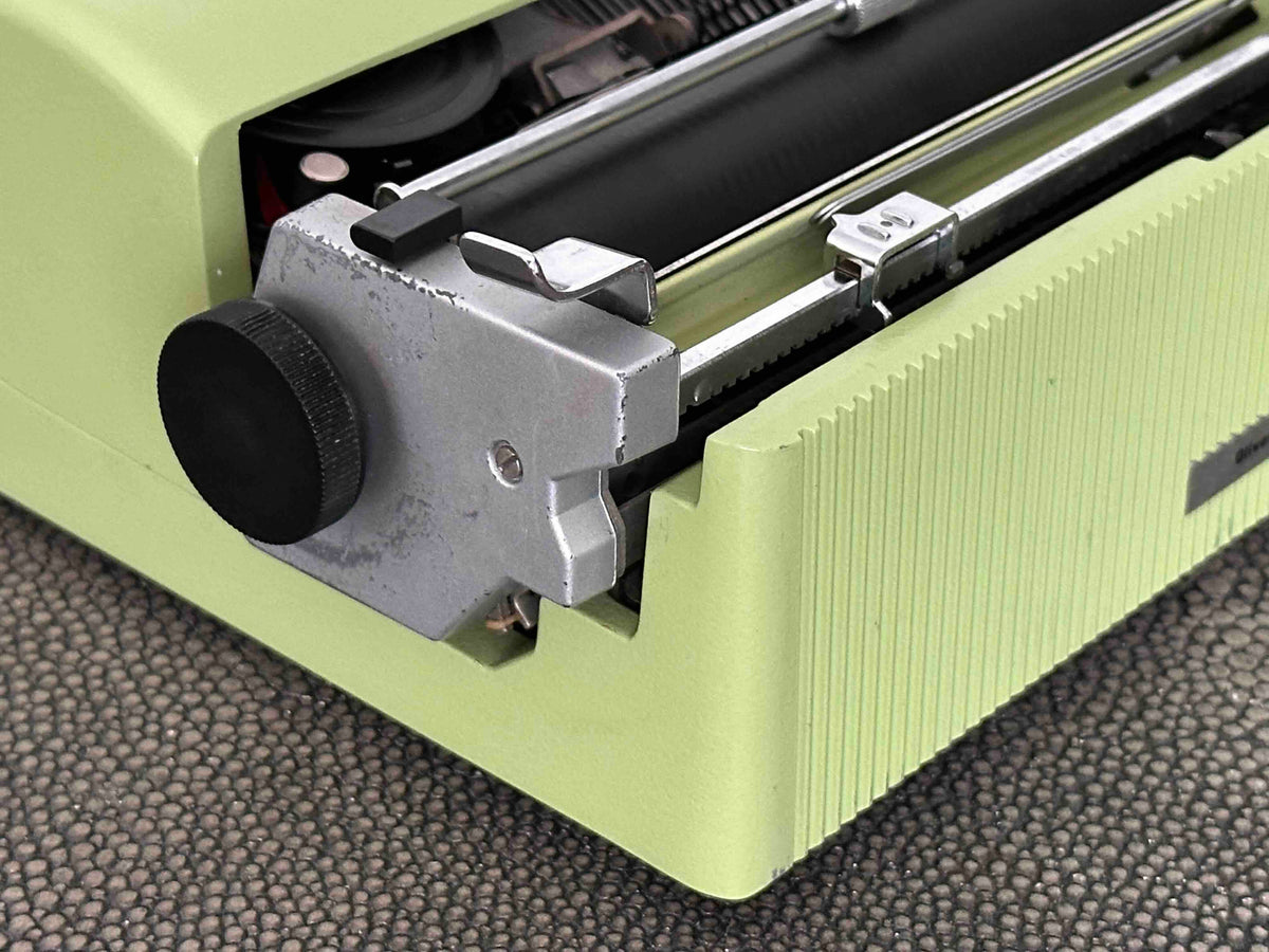 Olivetti Lettera 32 Typewriter in Pistachio Yellow-Green, Qzerty Layout, Made in Italy, 1968, Fully Functional