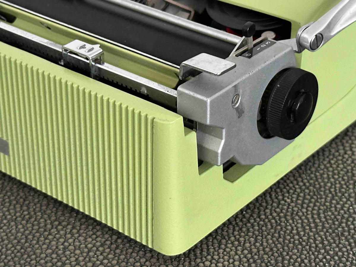 Olivetti Lettera 32 Typewriter in Pistachio Yellow-Green, Qzerty Layout, Made in Italy, 1968, Fully Functional